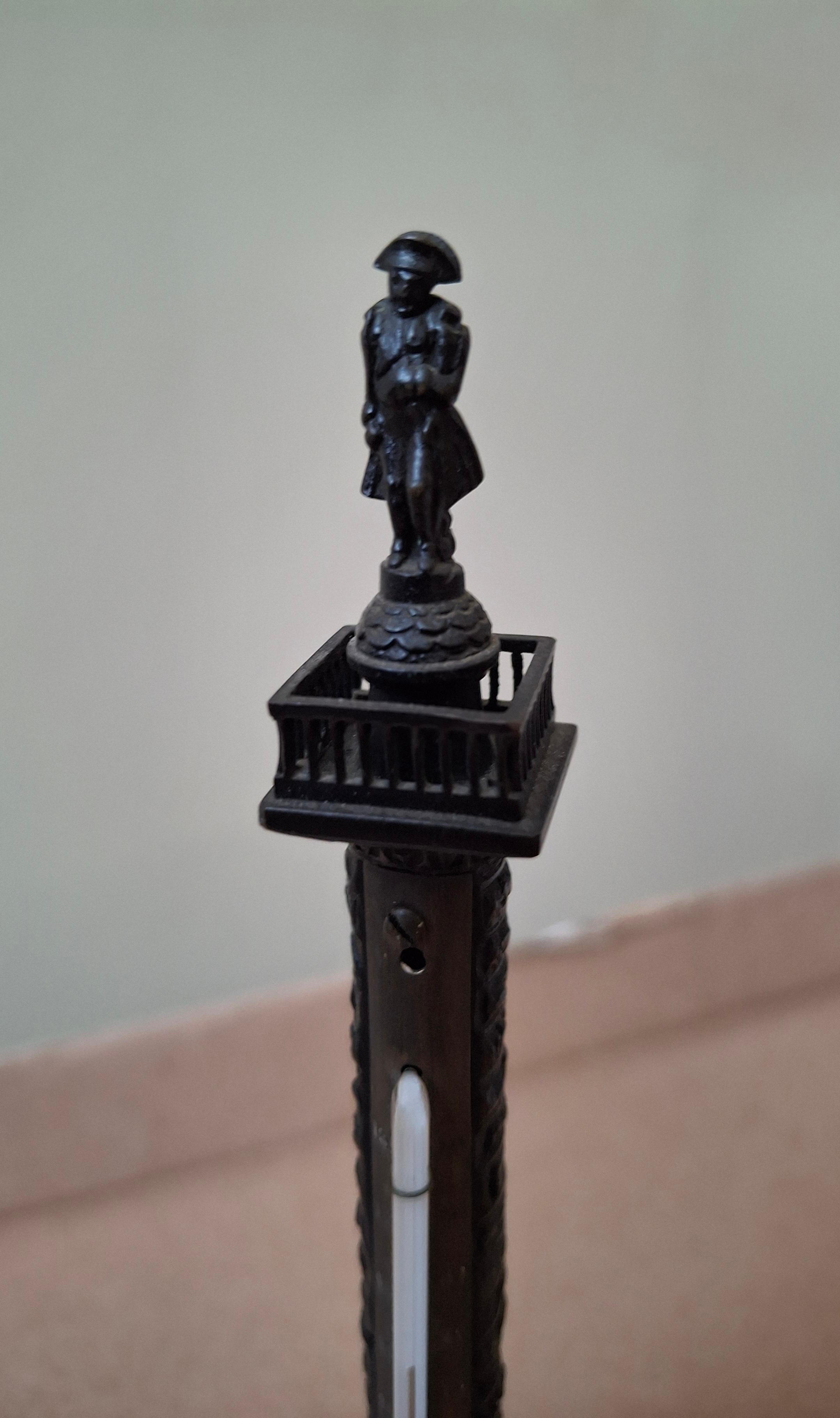 Termometro in bronzo napoleonico del XIX secolo  Raffigurazione della colonna Vendome in vendita 3