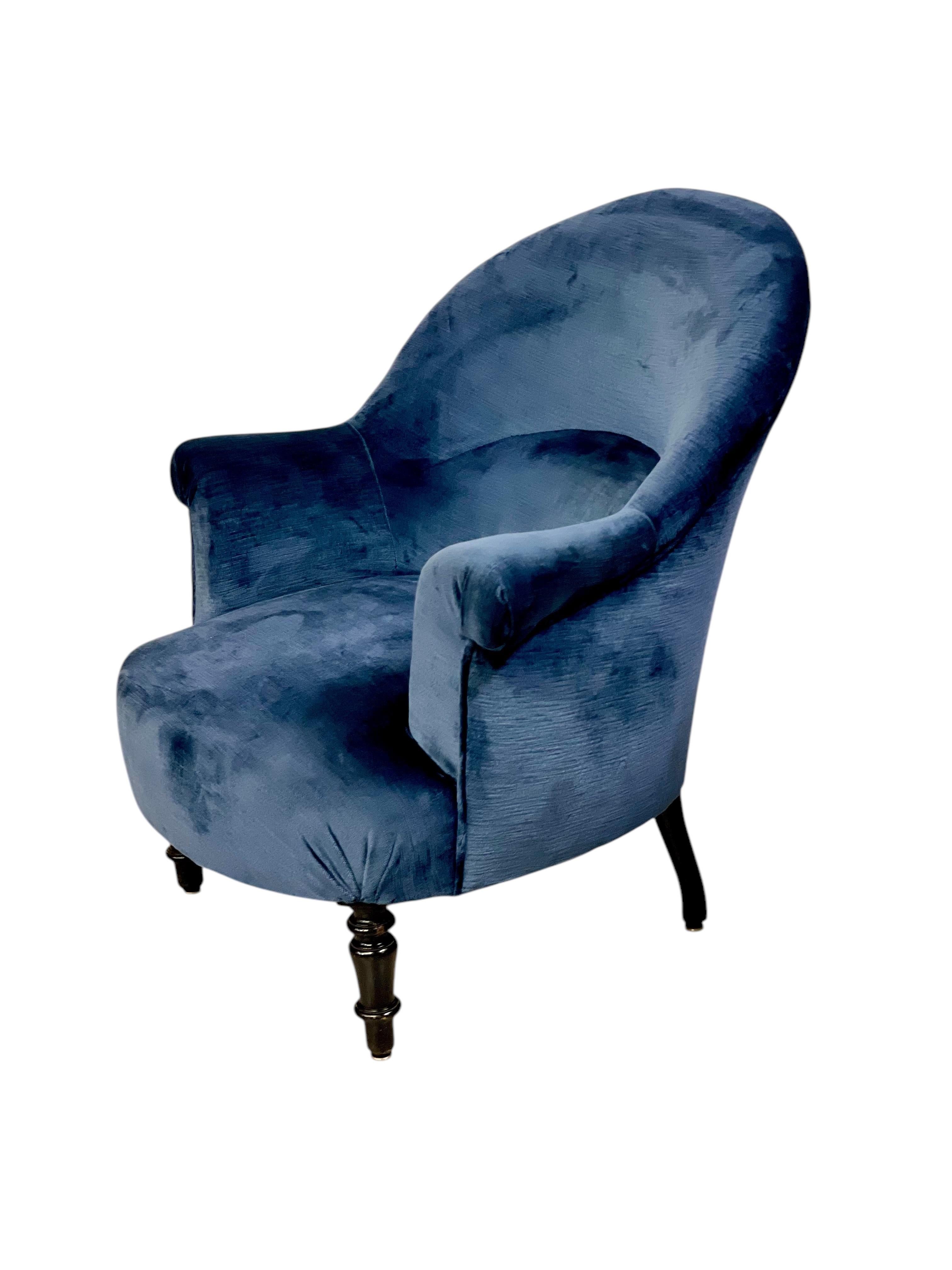 Cet exquis fauteuil Napoléon III du XIXe siècle témoigne de l'élégance et du savoir-faire français intemporel. Récemment retapissé dans un somptueux velours bleu profond, il conserve son charme d'origine tout en offrant une mise à jour fraîche et