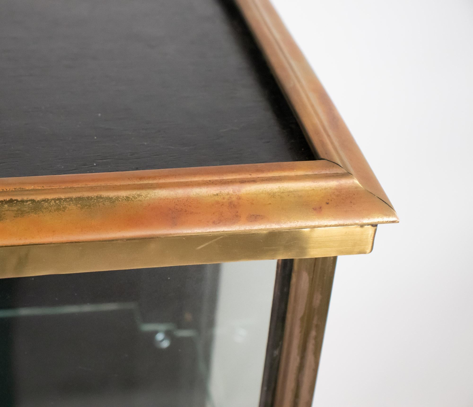 Vetrina in ottone e lacca nera Napoleone III del XIX secolo in vendita 5