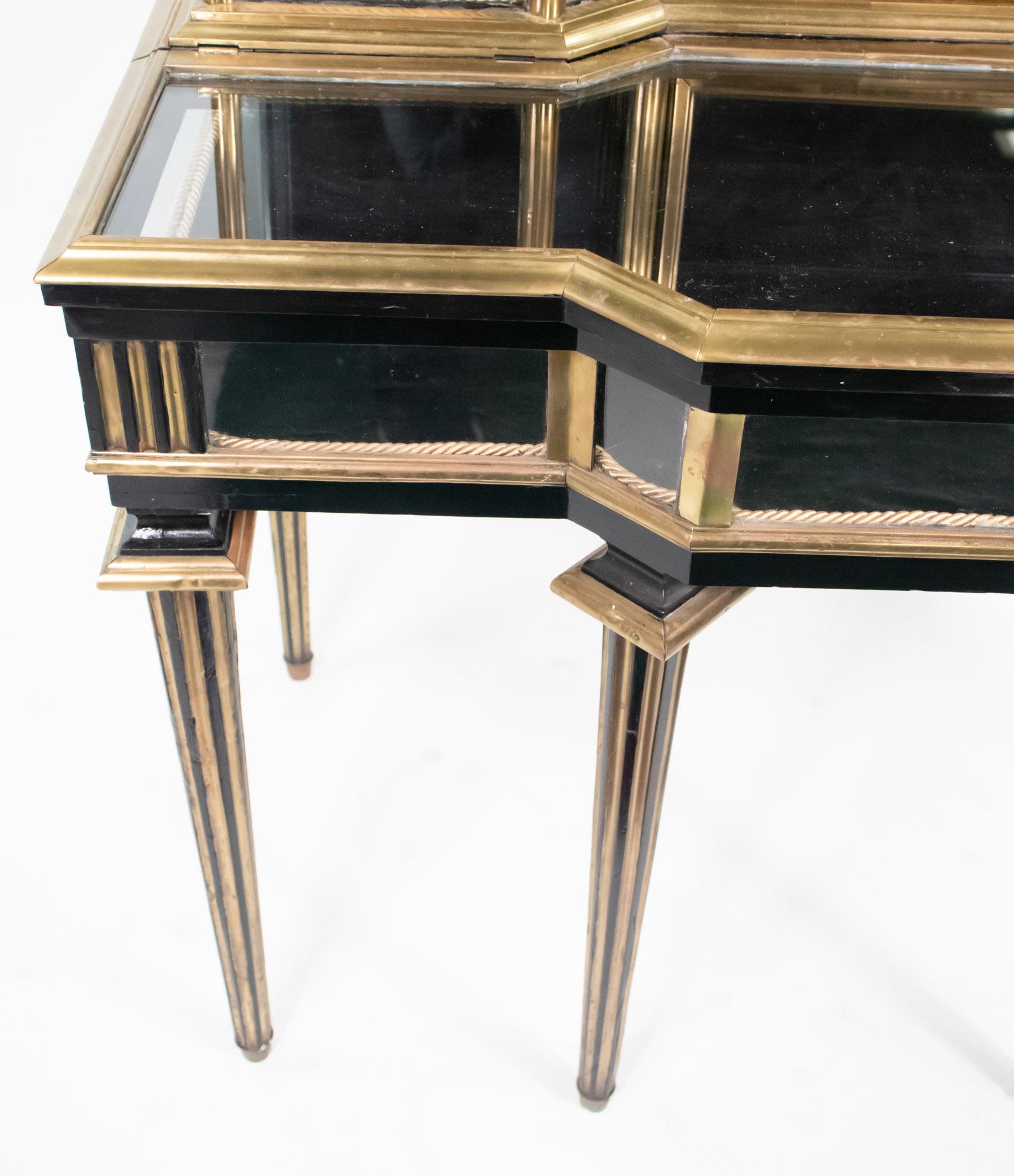 Ottone Vetrina in ottone e lacca nera Napoleone III del XIX secolo in vendita