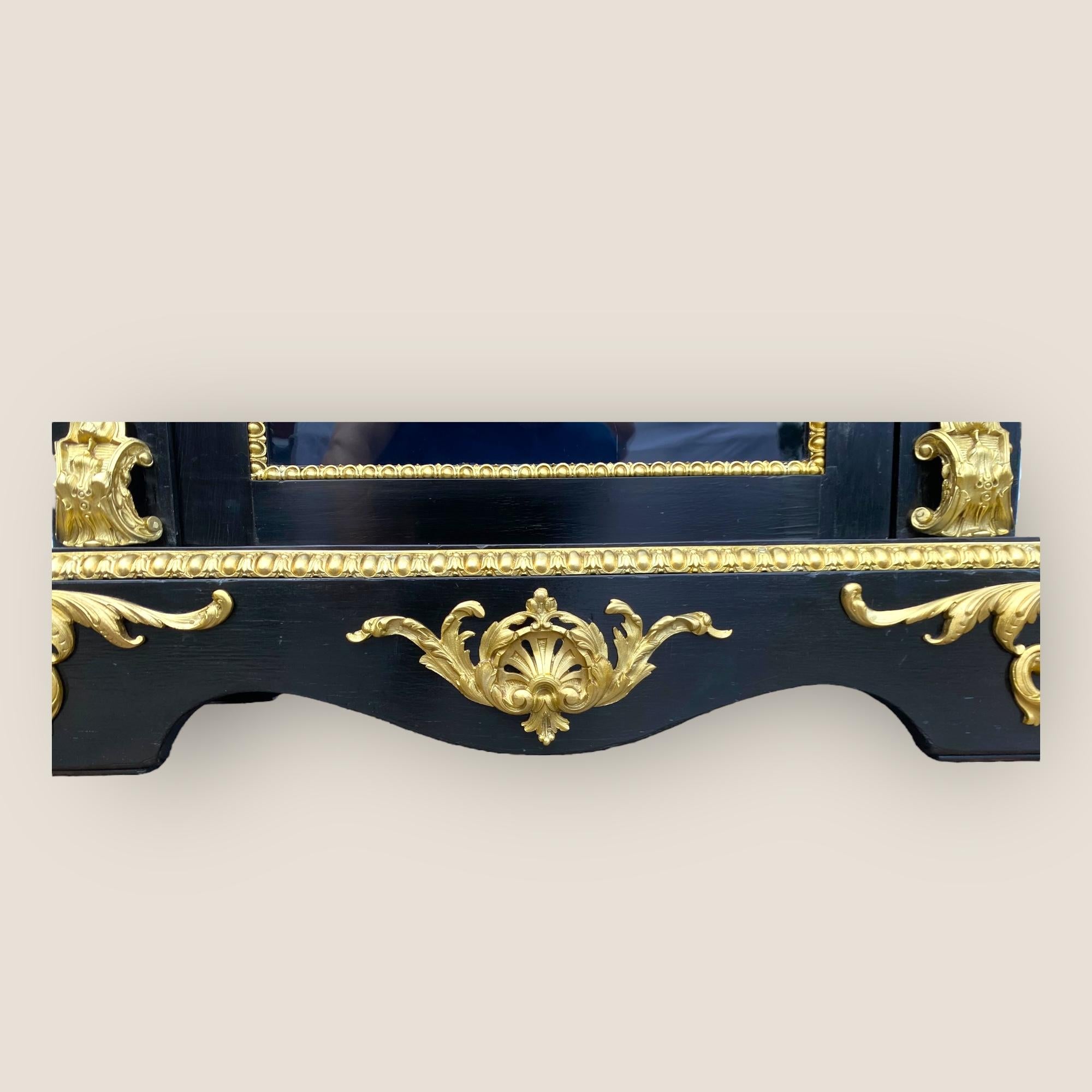 Cabinet à colonnes Napoléon III du 19ème siècle en laiton et ébénisterie avec une Gallery en vente 3