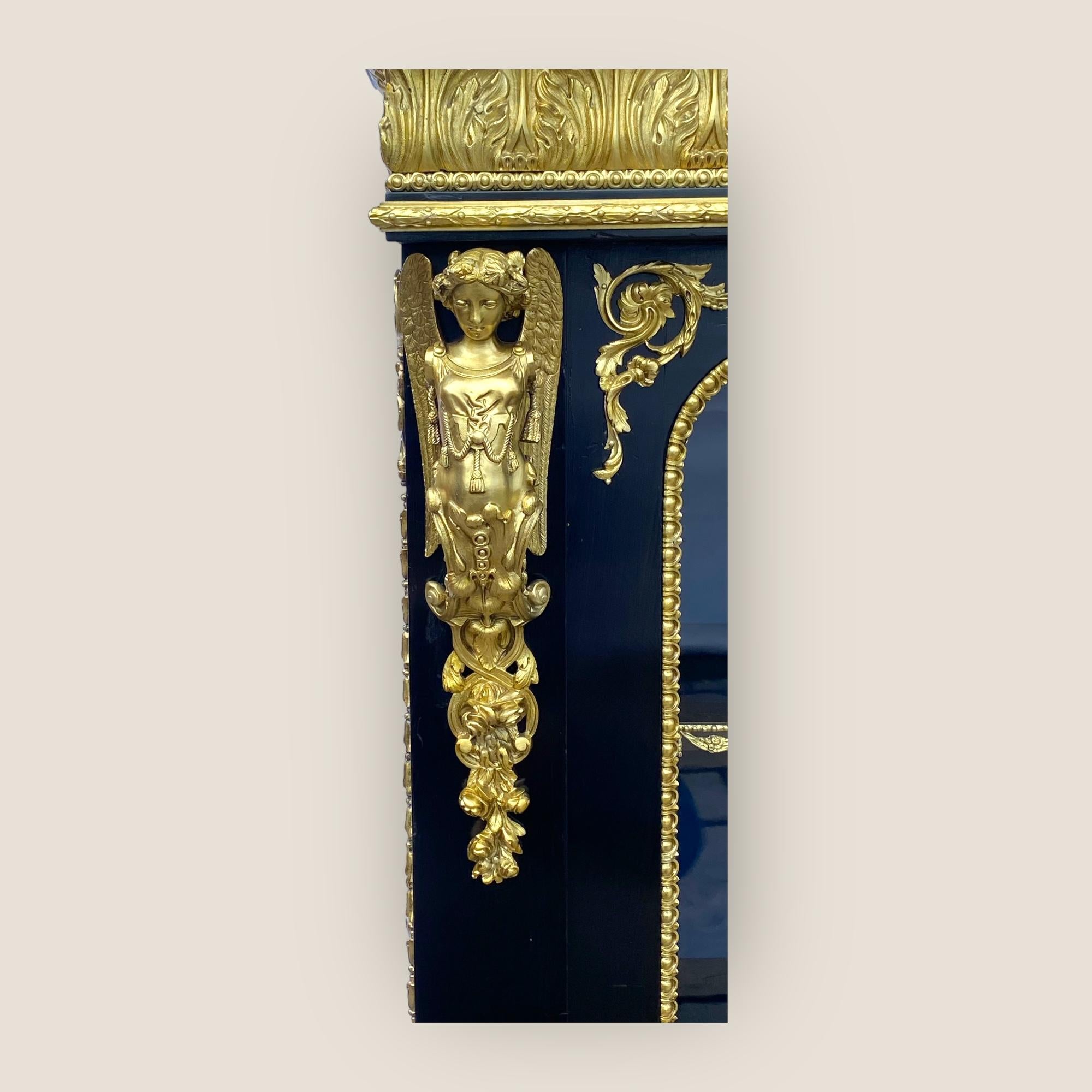 Cabinet à colonnes Napoléon III du 19ème siècle en laiton et ébénisterie avec une Gallery en vente 4