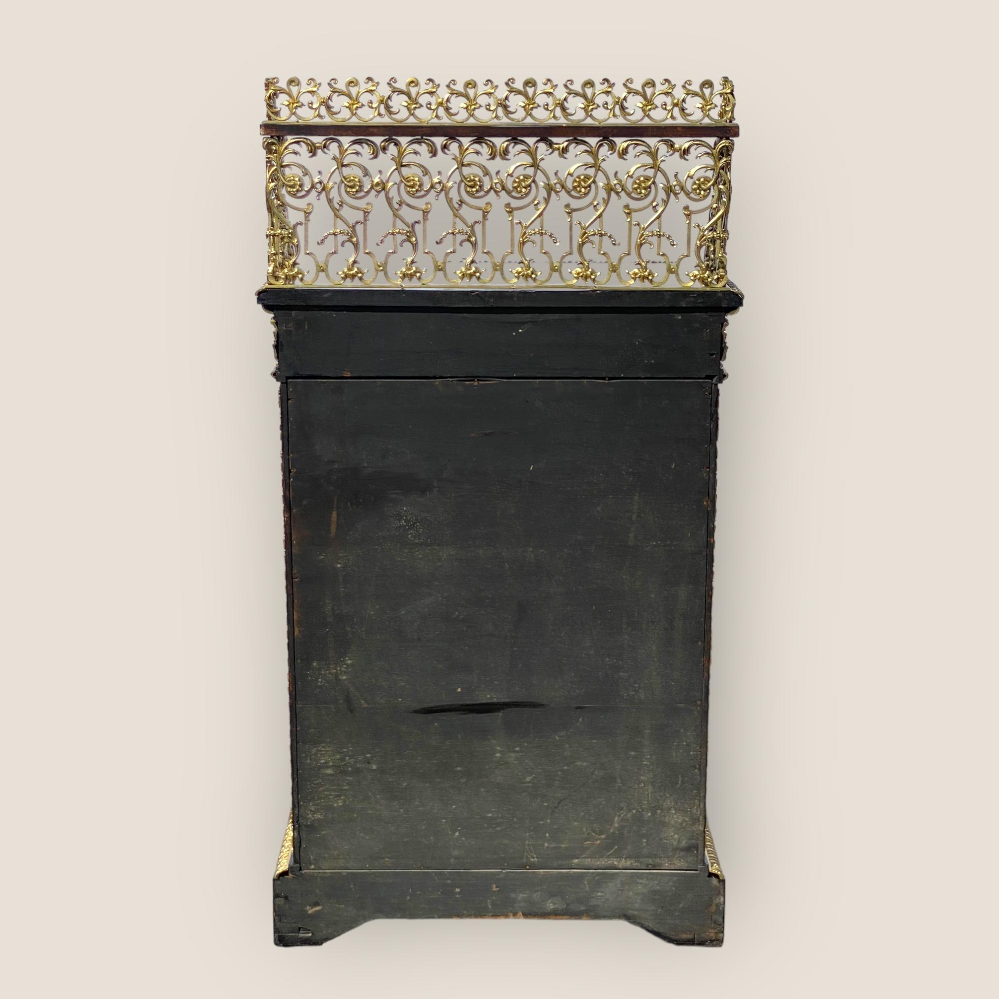 Cabinet à colonnes Napoléon III du 19ème siècle en laiton et ébénisterie avec une Gallery en vente 5