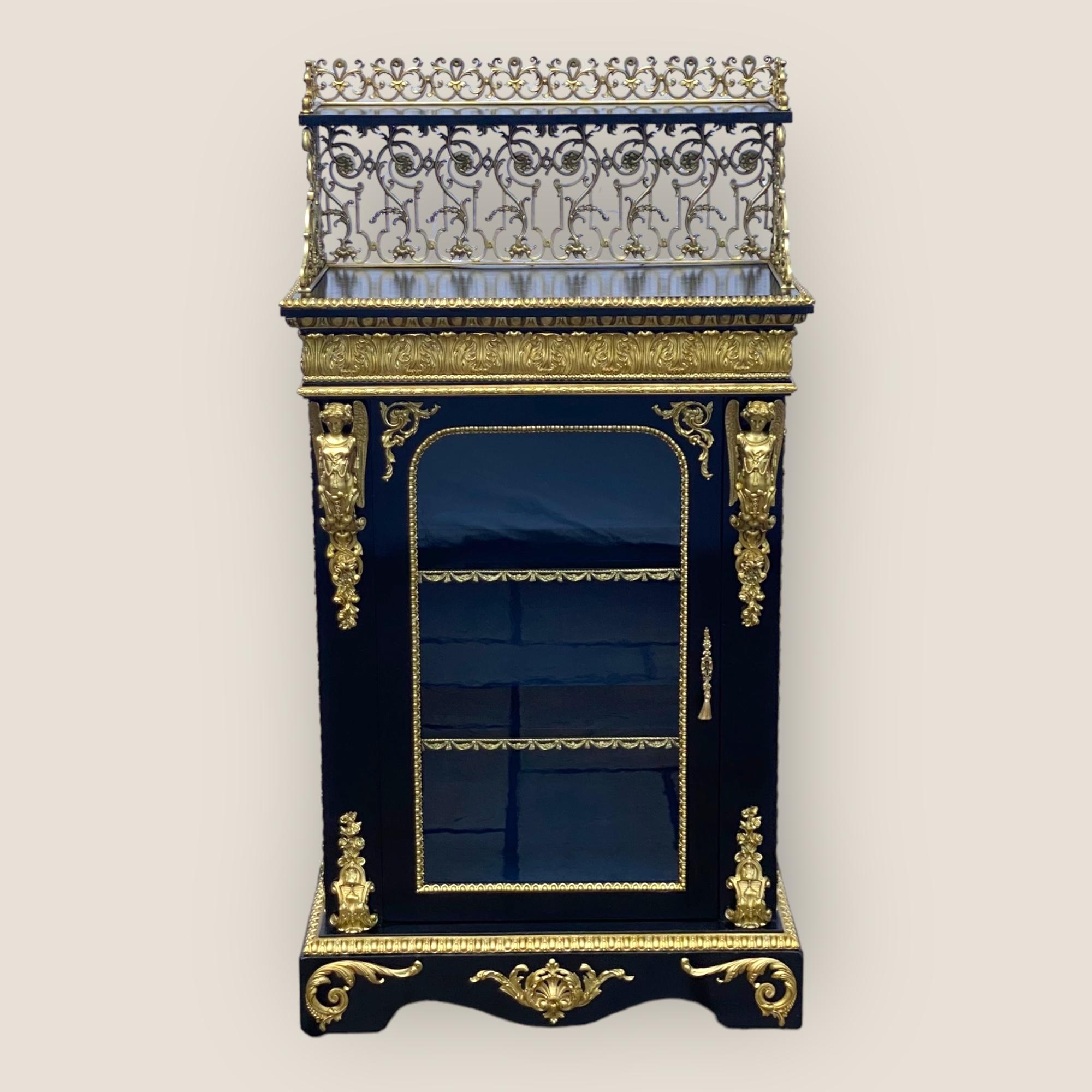 Cabinet Napoléon III en laiton et ébénisterie du 19ème siècle avec une incroyable galerie en laiton.
 
Une pièce unique fortement décorée en laiton qui attirera tous les regards dans n'importe quel environnement ! Avec des caractéristiques de