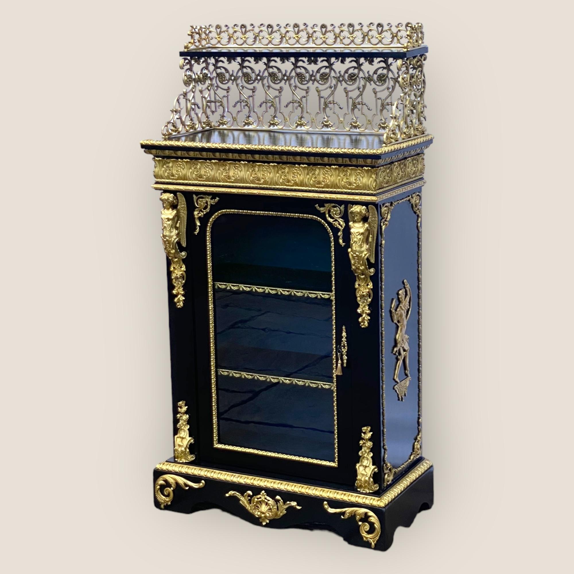 Français Cabinet à colonnes Napoléon III du 19ème siècle en laiton et ébénisterie avec une Gallery en vente