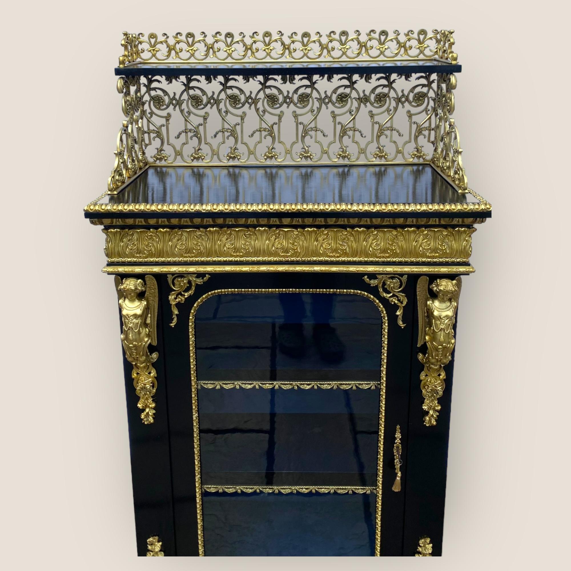 Ébénisé Cabinet à colonnes Napoléon III du 19ème siècle en laiton et ébénisterie avec une Gallery en vente