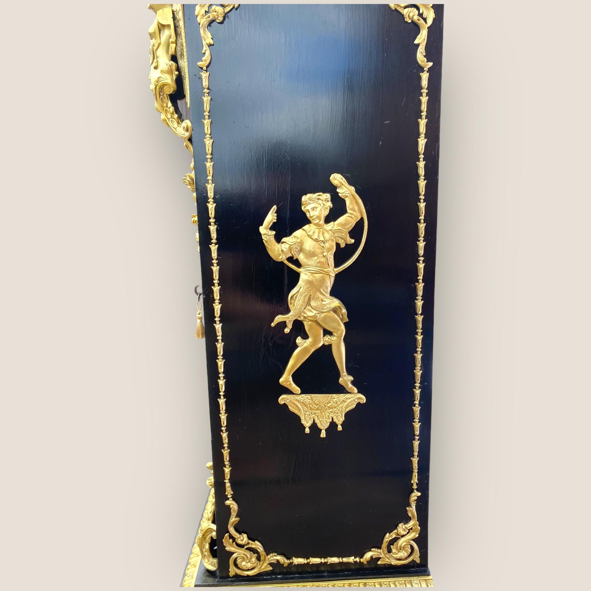 XIXe siècle Cabinet à colonnes Napoléon III du 19ème siècle en laiton et ébénisterie avec une Gallery en vente
