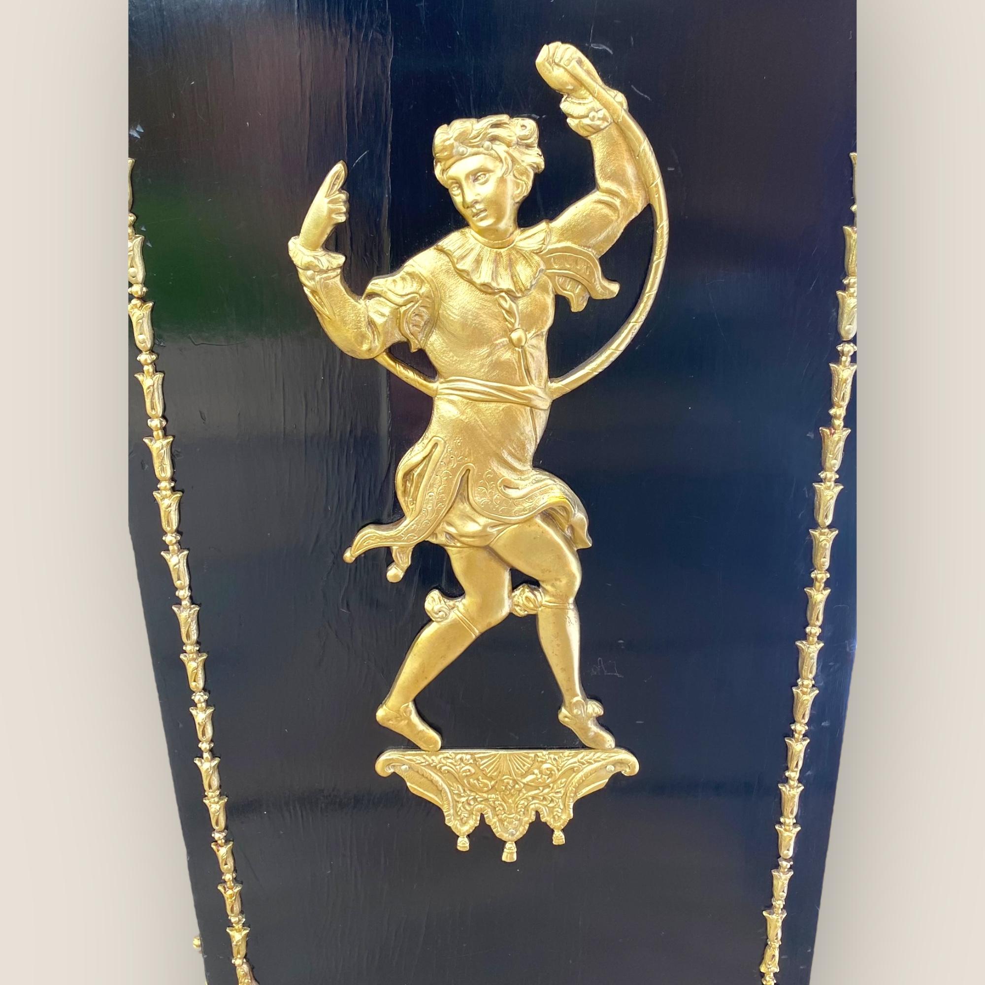 Cabinet à colonnes Napoléon III du 19ème siècle en laiton et ébénisterie avec une Gallery en vente 1