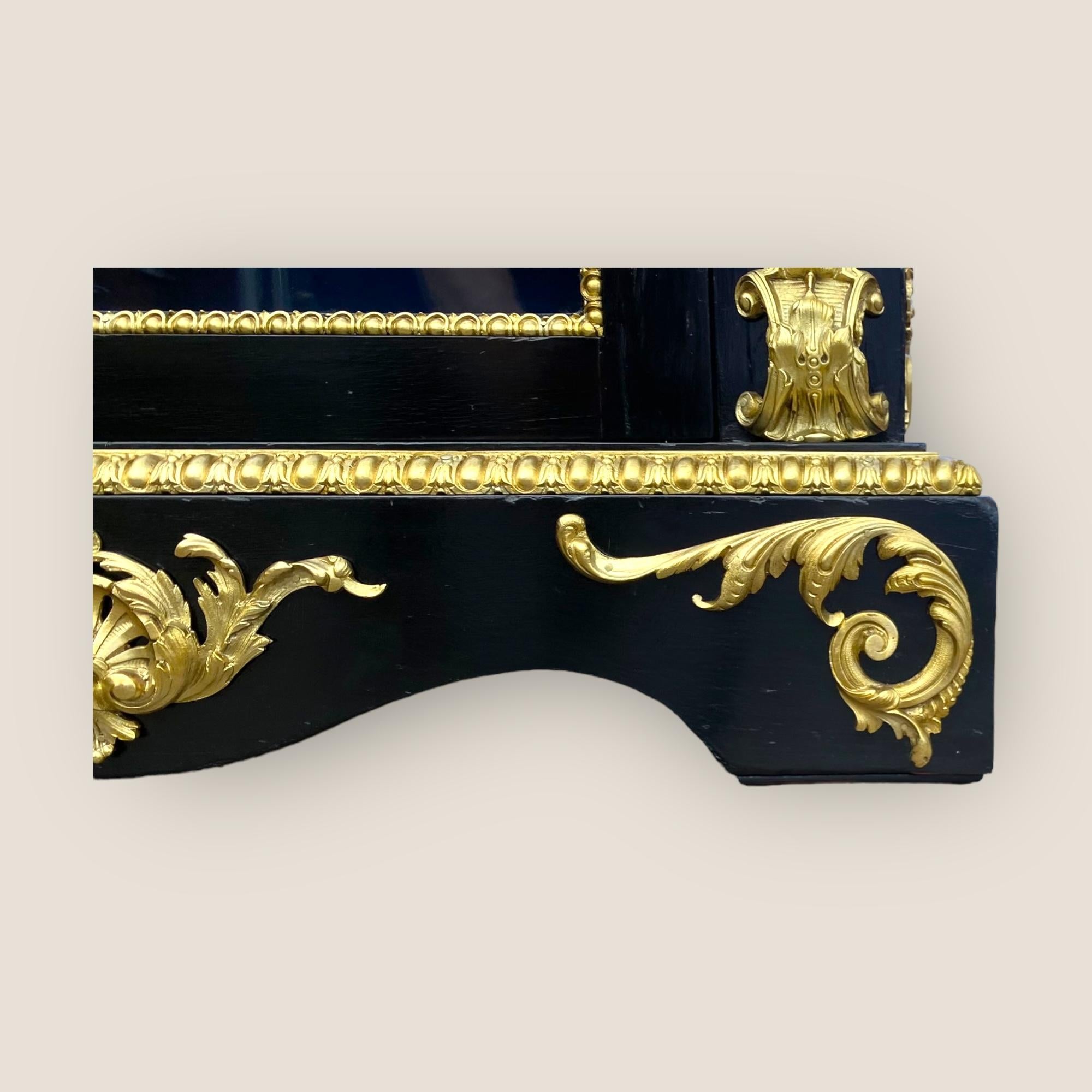 Cabinet à colonnes Napoléon III du 19ème siècle en laiton et ébénisterie avec une Gallery en vente 2