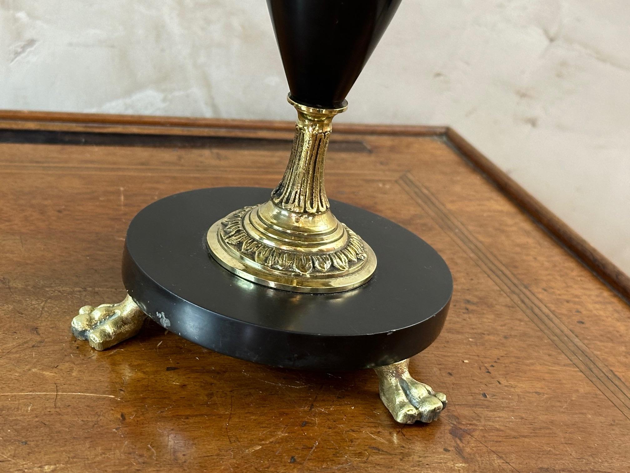 Paire de tazzas de pharmacie en bronze et marbre Napoléon III du XIXe siècle en vente 4