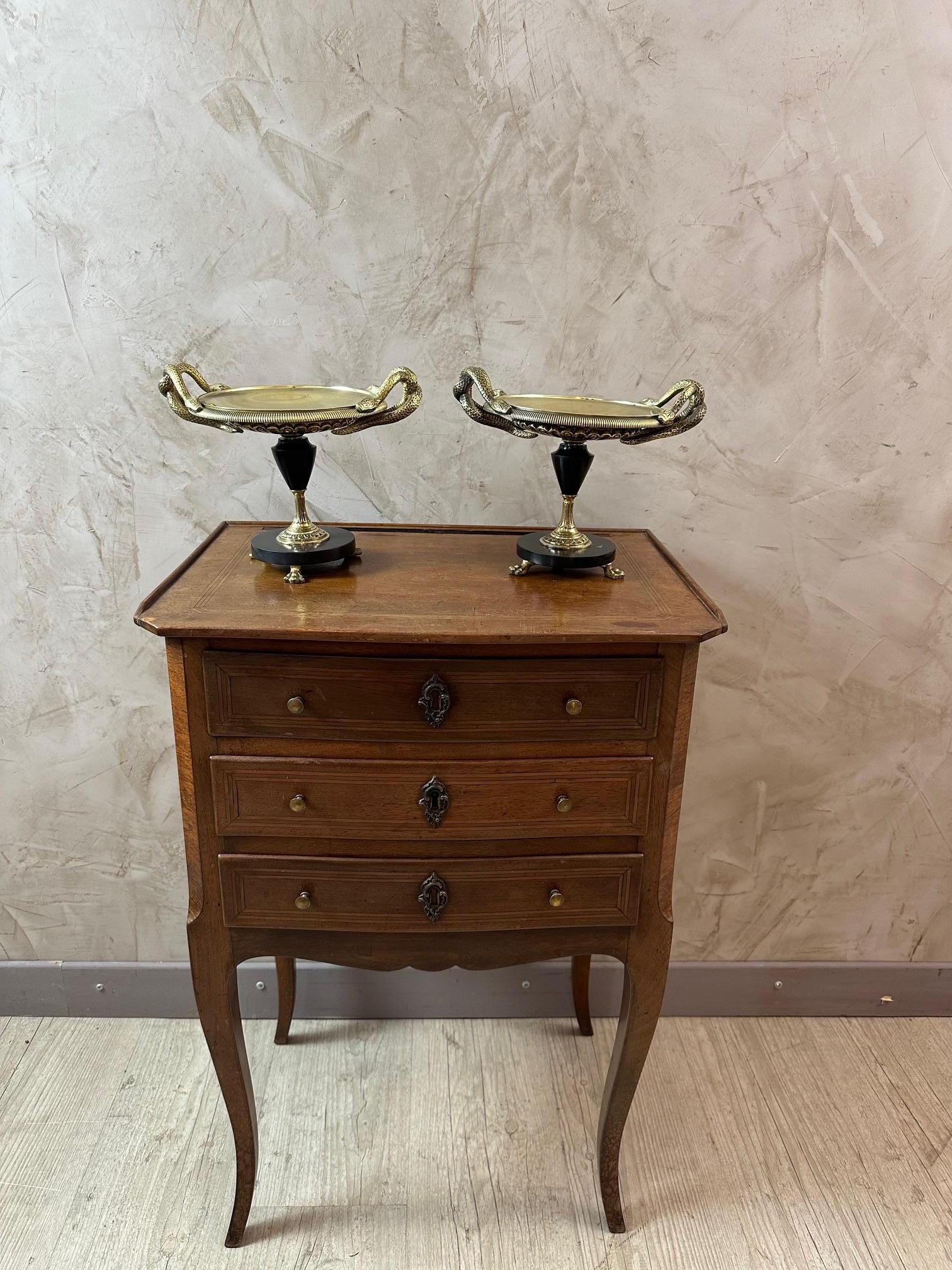 Paire de tazzas de pharmacie en bronze et marbre Napoléon III du XIXe siècle en vente 8