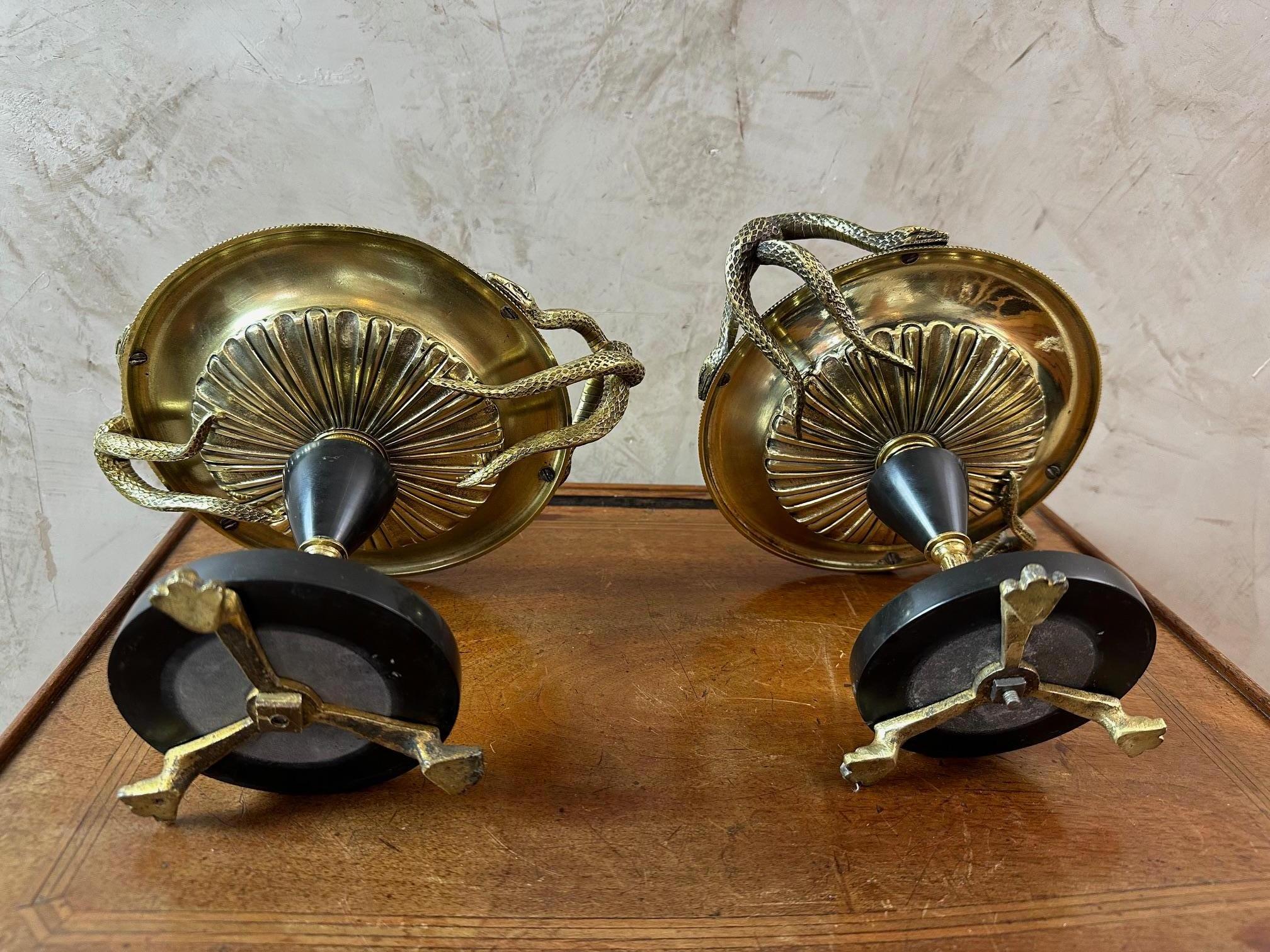 Paire de tazzas de pharmacie en bronze et marbre Napoléon III du XIXe siècle en vente 9
