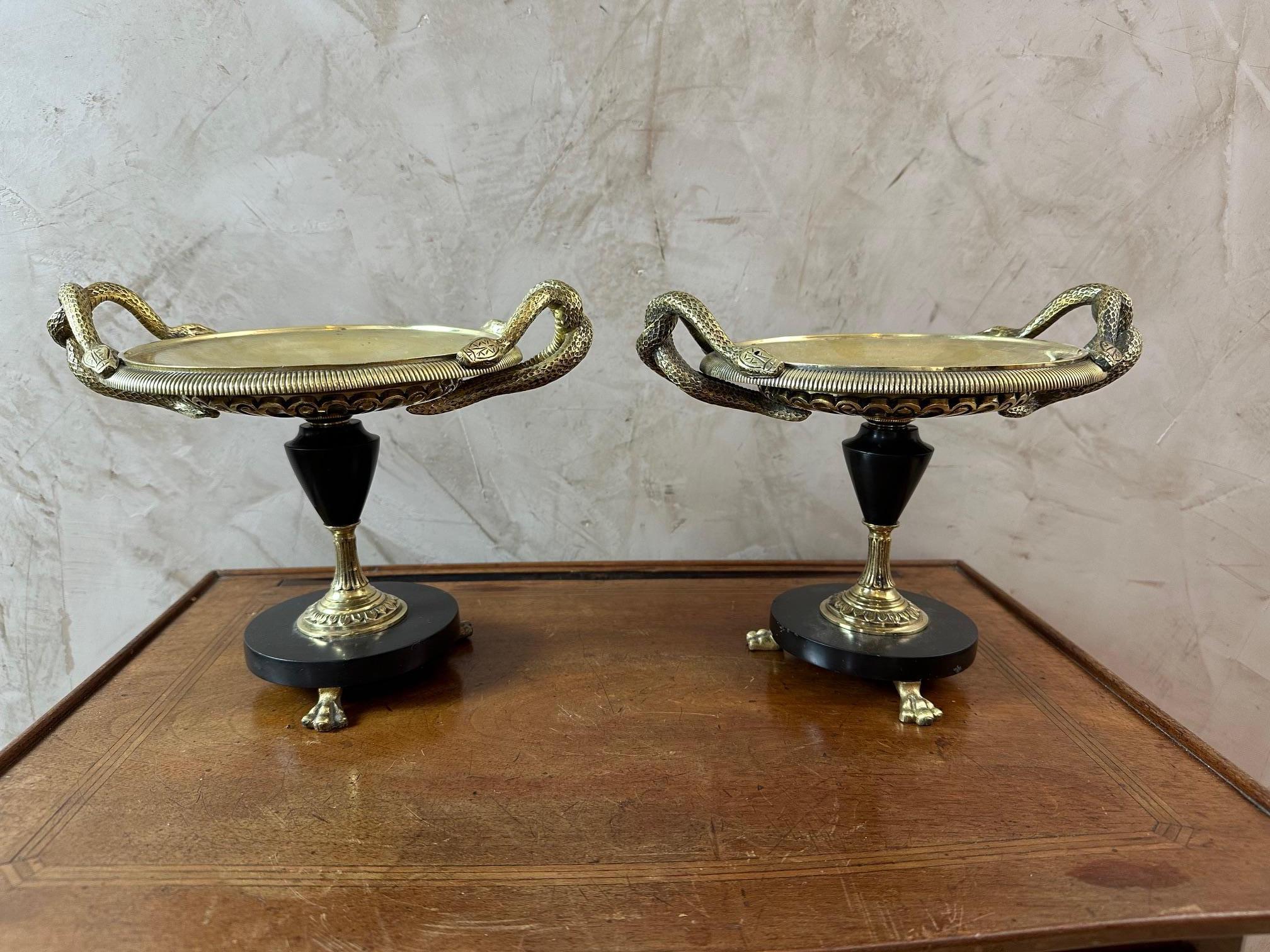 Très belle paire de cassolettes/tazzas de pharmacie en bronze doré et marbre datant de l'époque Napoléon III.
Base avec pieds de lion. Poignées représentant des serpents, symbole des pharmaciens.
Parfait état de conservation. Peut être utilisé comme