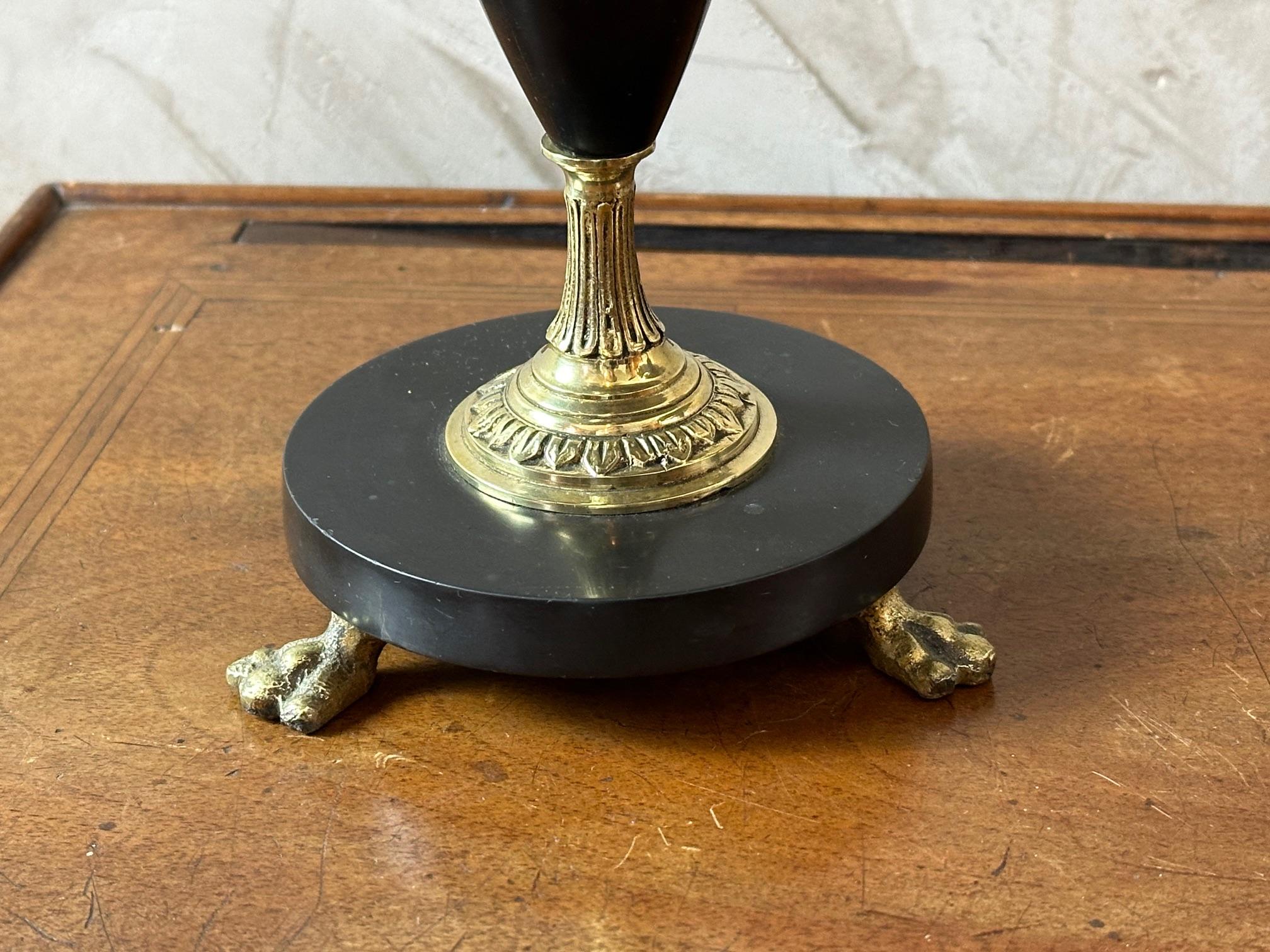 Paire de tazzas de pharmacie en bronze et marbre Napoléon III du XIXe siècle en vente 3