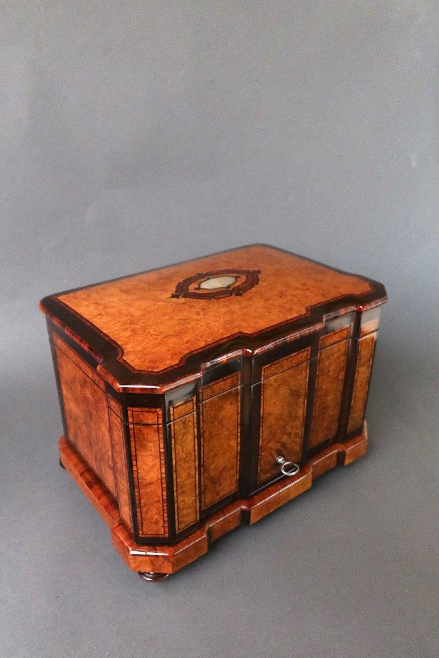 XIX cigar cellar in magnifying glass and marquetry. 
This box has four cigar racks and a drawer. A cartouche in marquetry
and mother-of-pearl decorates the top of the box.
Excellent condition and quality.