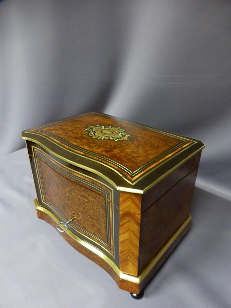 Boîte à cigares Napoléon III du XIXe siècle en loupe et nacre en vente 1
