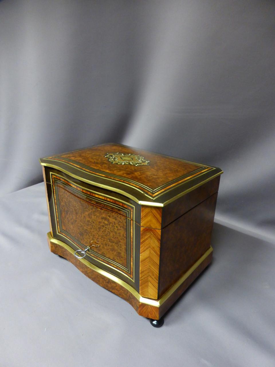 Boîte à cigares Napoléon III du XIXe siècle en loupe et nacre en vente 2