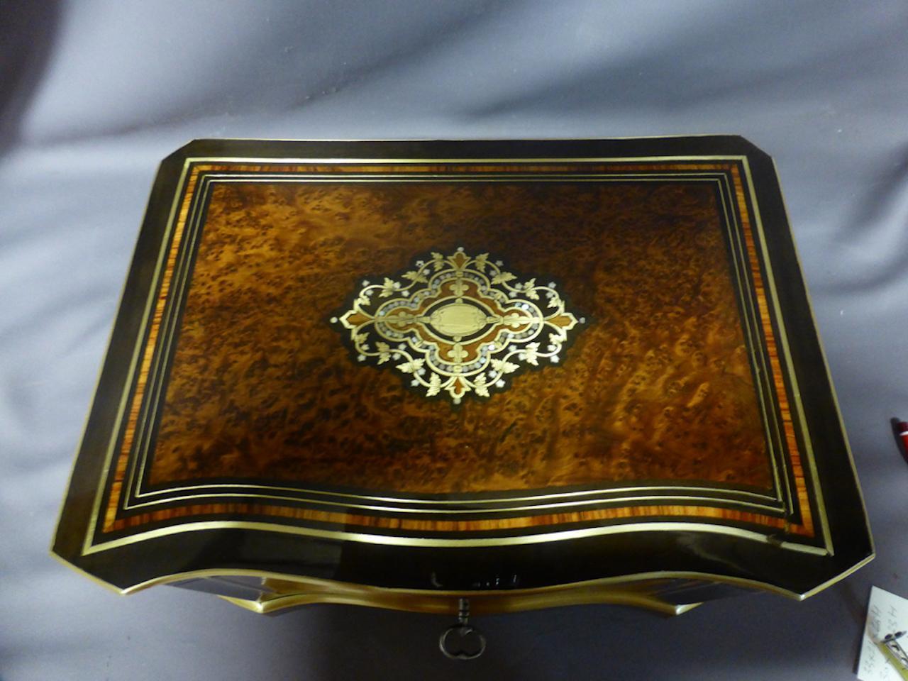 19th Century Napoleon III Burl and Mother-of-Pearl Cigar Boxe For Sale 4