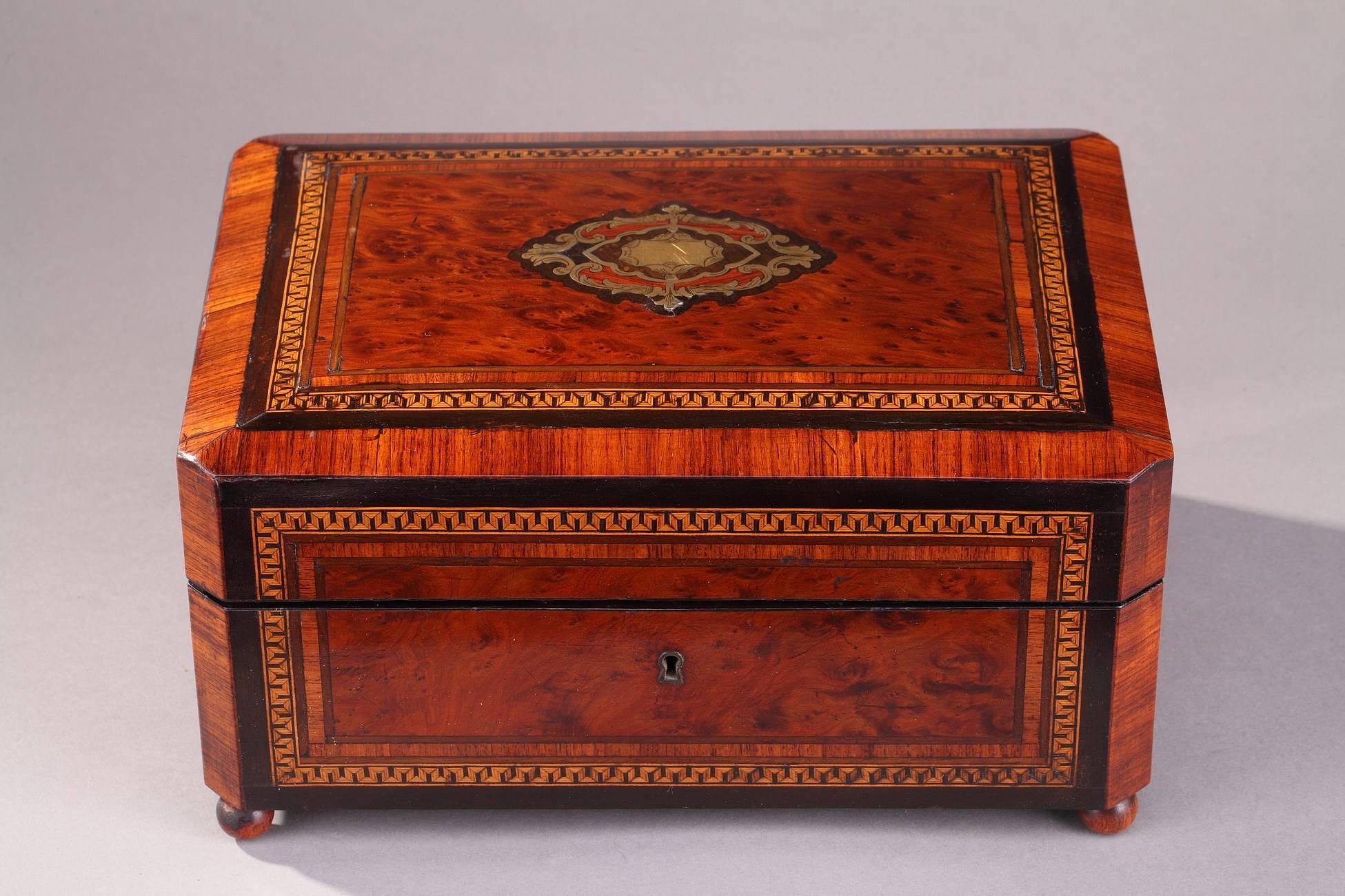 Marqueterie Boîte à couture en bois de ronce Napoléon III du 19e siècle en vente