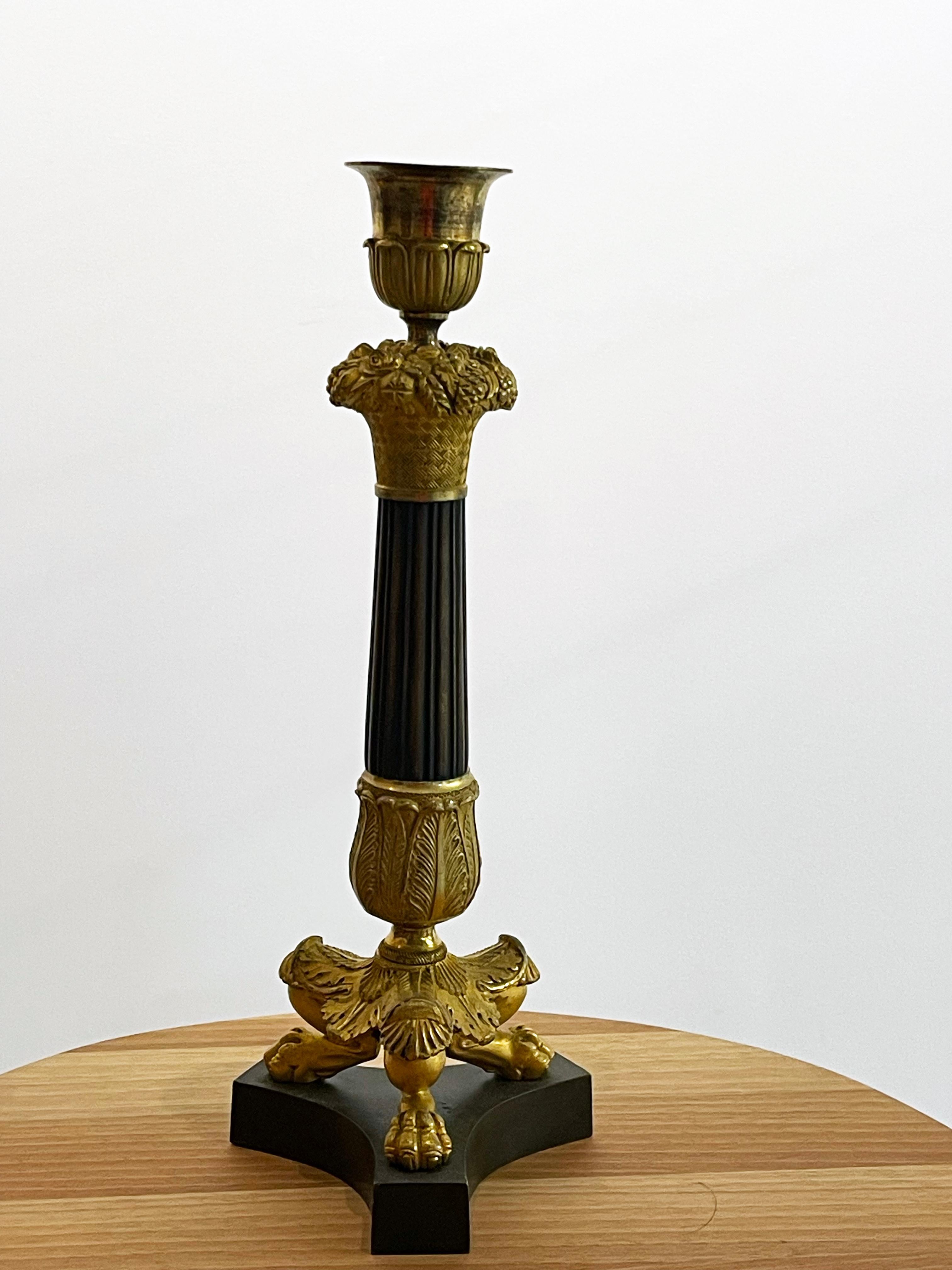 Candelieri a palmetta del XIX secolo. Perfettamente realizzato con una base e una lavorazione in metallo simile al legno. P