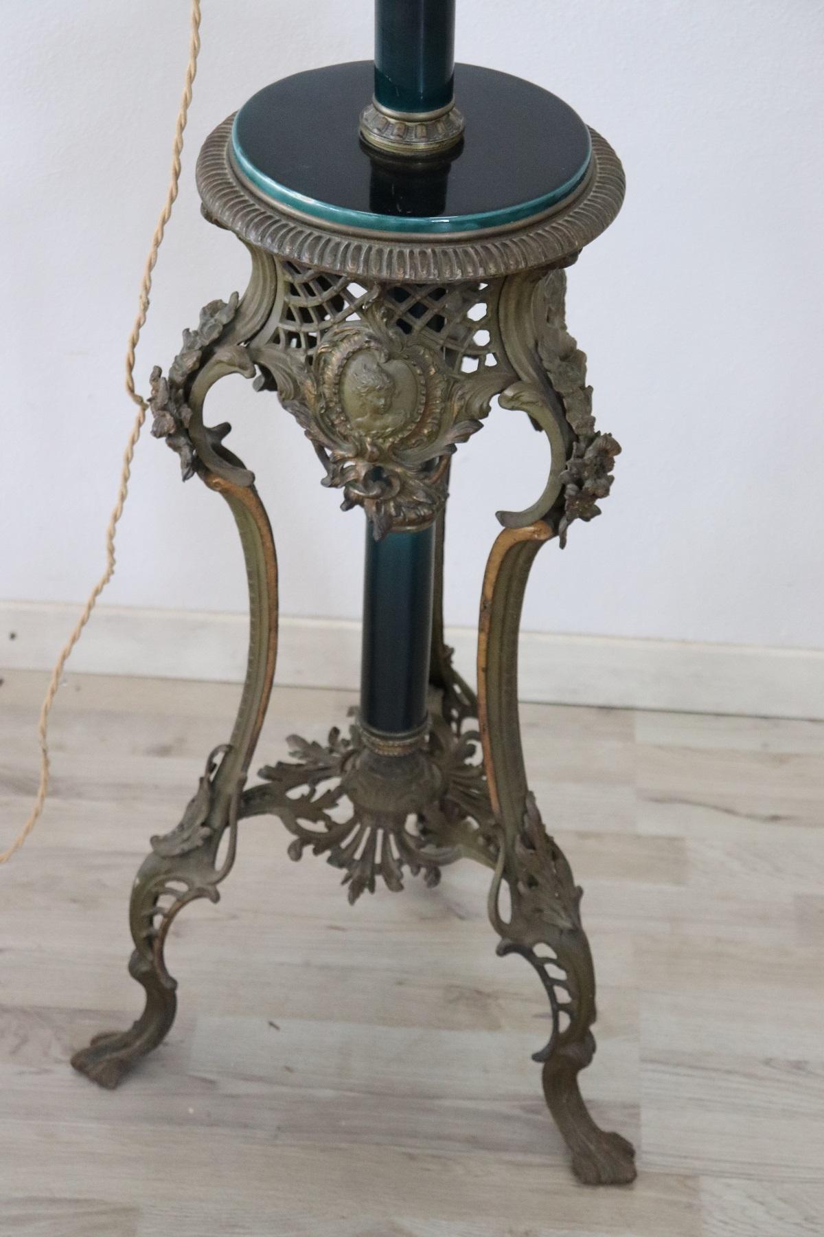 Beautiful antique floor lamp in green ceramic and finely chiselled gilded bronzes with figures. Originally the lamp worked in oil, the electrical system was made in the early decades of the 20th century. The gilded bronze has an ancient patina.