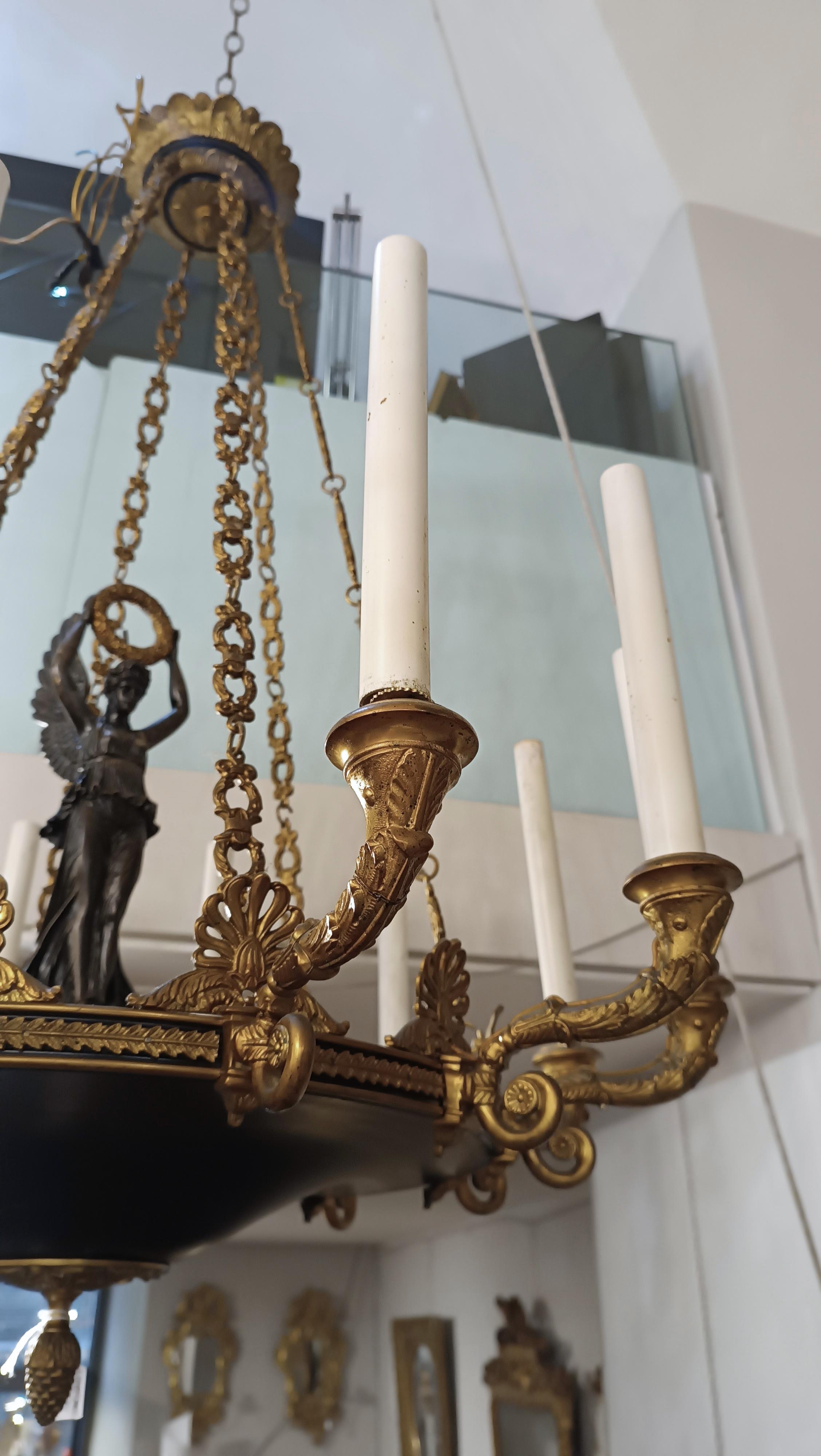 The English-style chandelier from the Napoleon III period represents an excellent example of furniture and design from the second half of the 19th century. Characterized by refined elegance, this chandelier is made of lost wax cast bronze, and