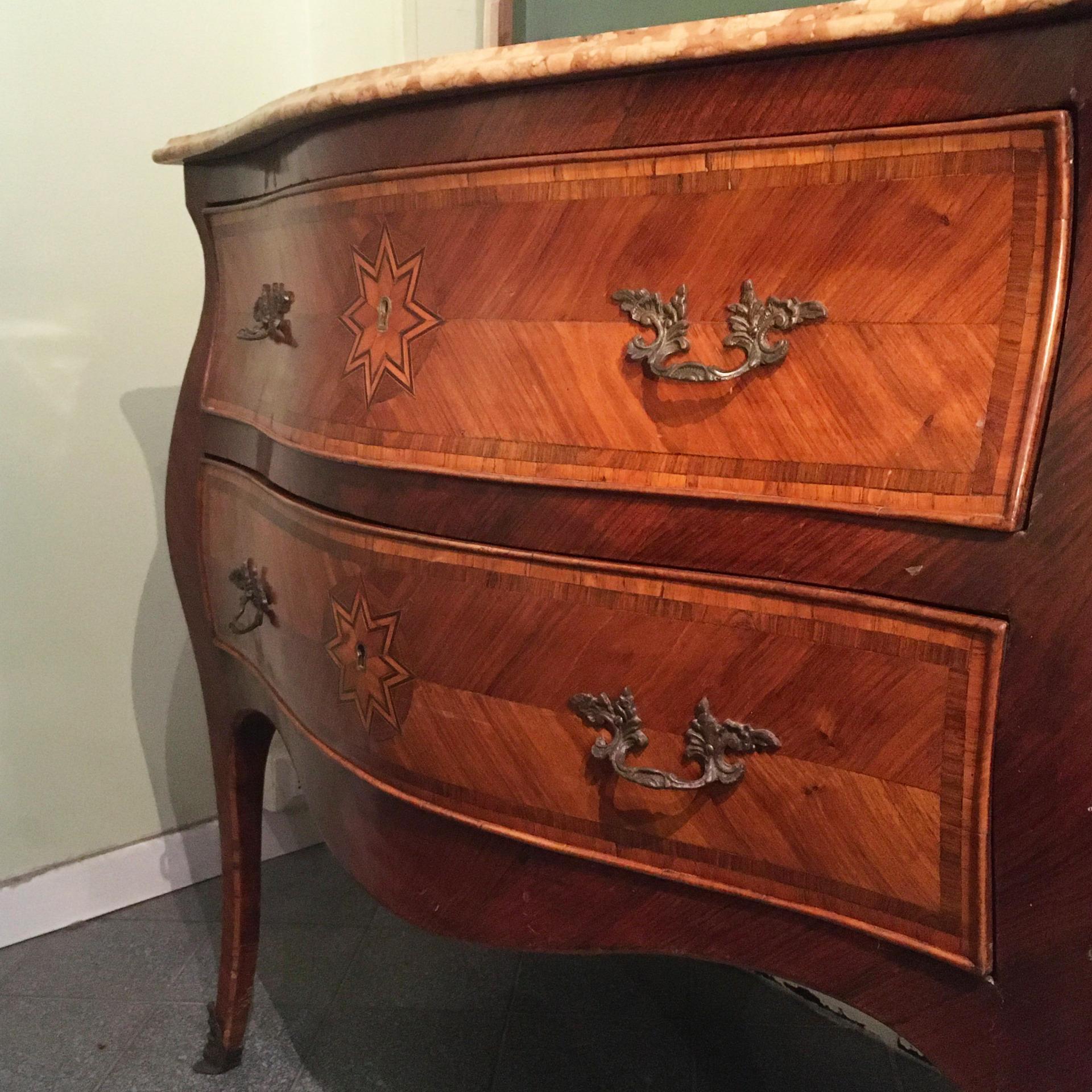 Beautiful Napoleon III chest of drawers, inlaid on the front and on the side, made with mahogany, polysander and bois de rose.
The top has a red Verona marble and has a beautiful civitta beak.
Its particular is in the front and side part, where we