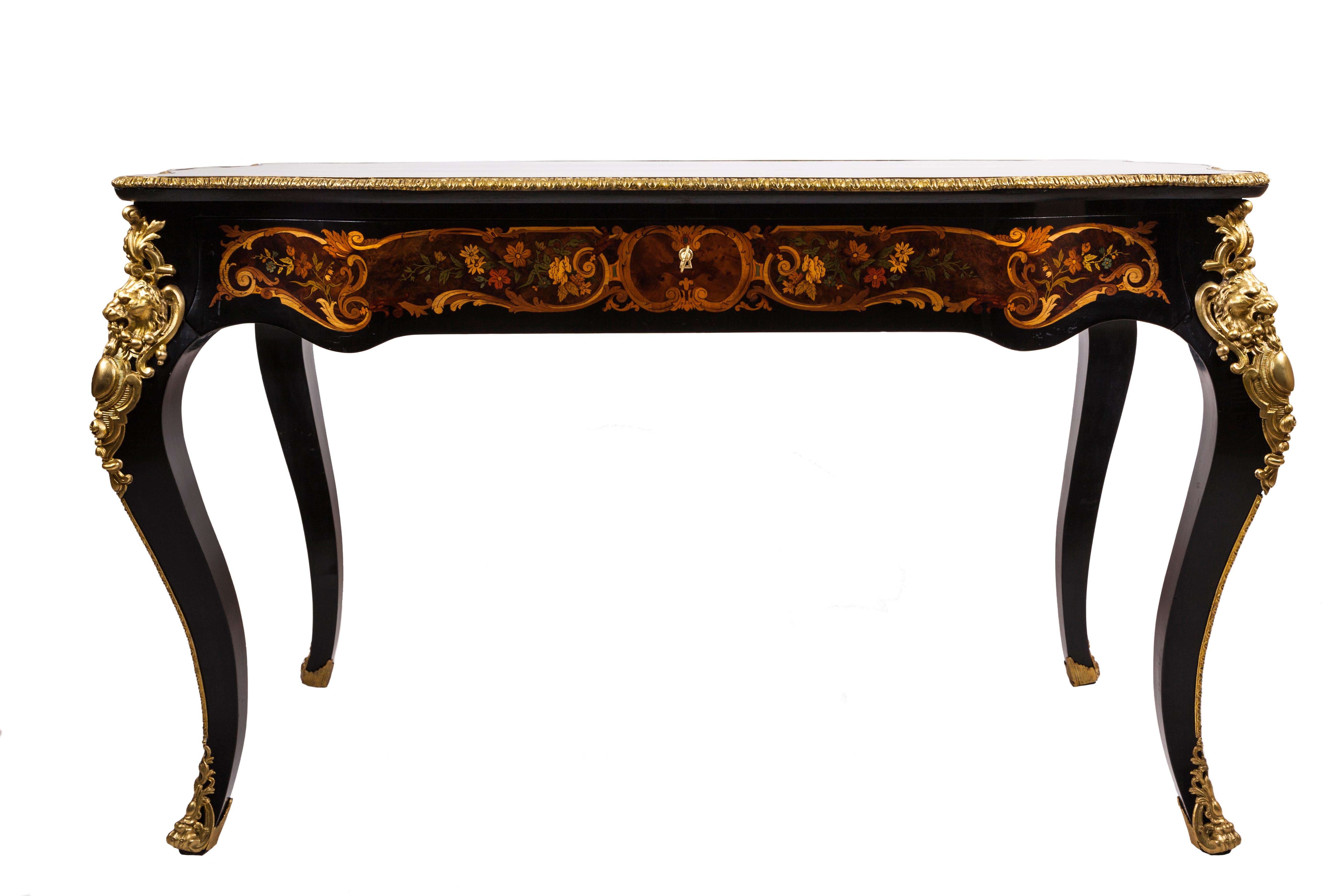 France, 19th century. Napoleon III writing table with a beautiful serpentine shape, inlaid with precious polychrome woods, supported by four cabriole legs, enriched with gilded bronze decorations.
In perfect conditions, restored and finished with