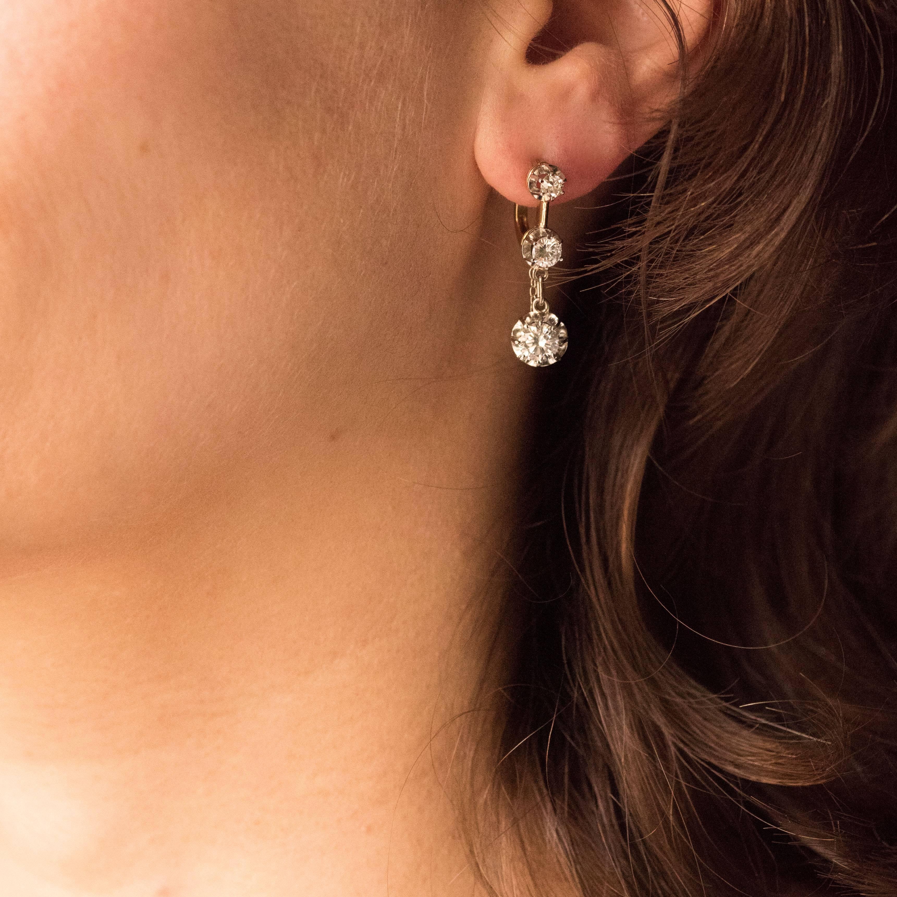 Earrings in 18 karats yellow and white gold, eagle's head hallmark.
Sublime and elegant, each earring is composed of 3 brilliant-cut diamonds set with claws, falling. The clasp puts on from the front.
Total weight of diamonds: about 1.95 carat.