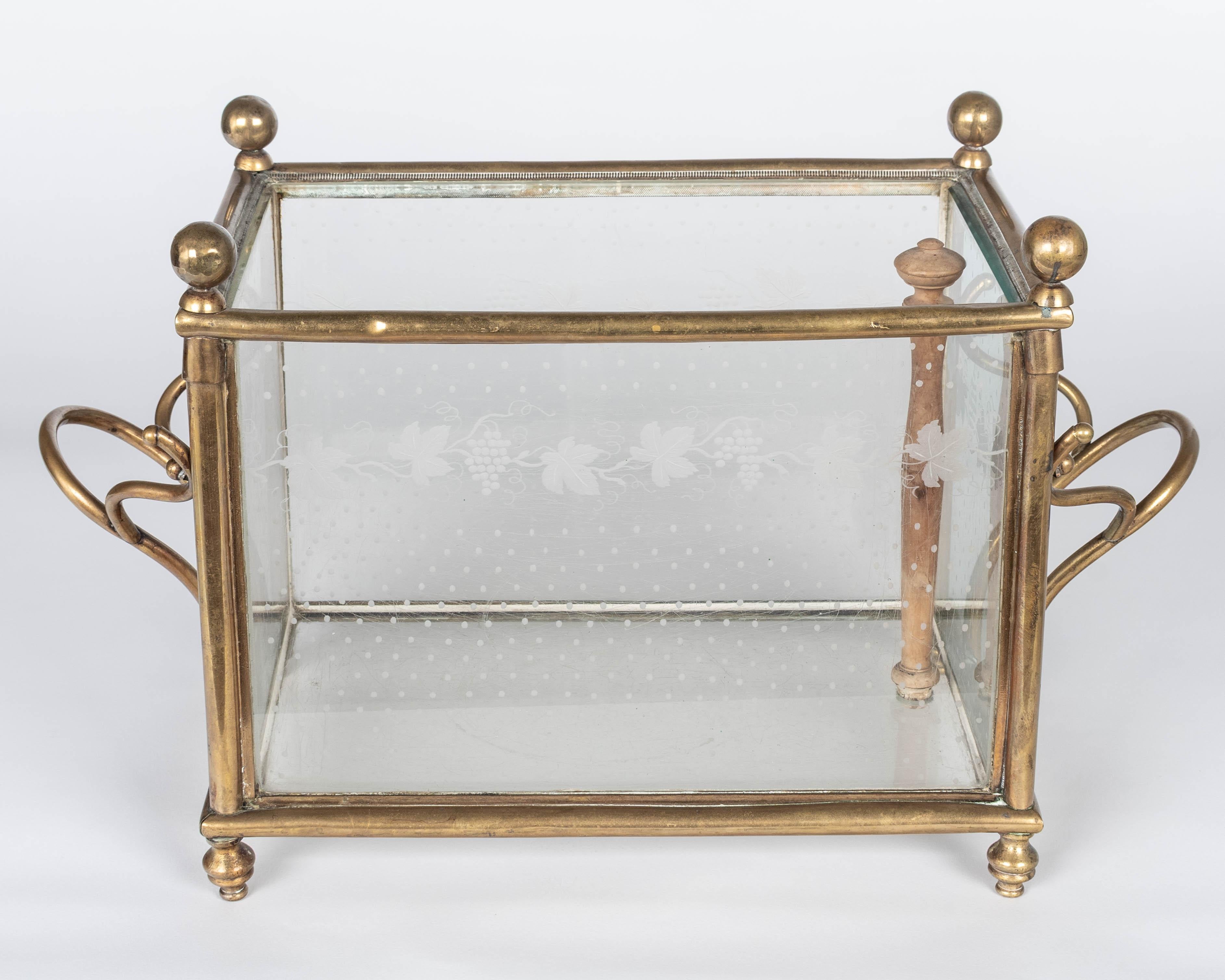 Enfriador de vino de cristal grabado Napoleón III del siglo XIX sobre soporte en venta 6
