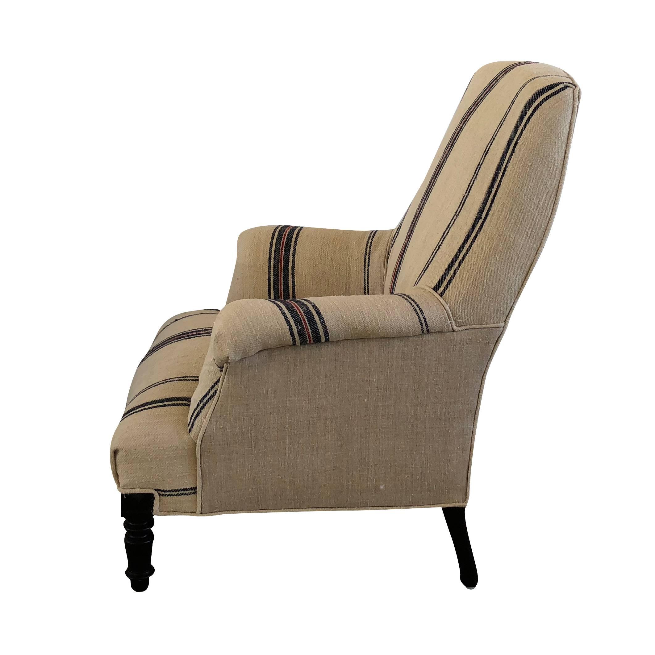 An antique Napoleon III Fauteuil, the French side chair is newly reupholstered in an antique hemp fabric, standing on four small hand carded walnut feet, in good condition. Wear consistent with age and use, circa 1860, Paris,