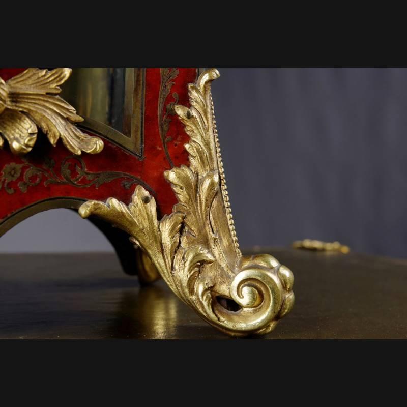 Monumentale Boulle-Uhr Napoleon III, ca. 1850-70 Kaminuhr Salonuhr Pendule Kaminuhr.
Holzgehäuse in Boulle-Technik Shieldpade mit Messing ausgekleidet, Seitenfenster, mit reichem feuervergoldetem Bronzedekor. Gehäuse mit geblasener Figur eines
