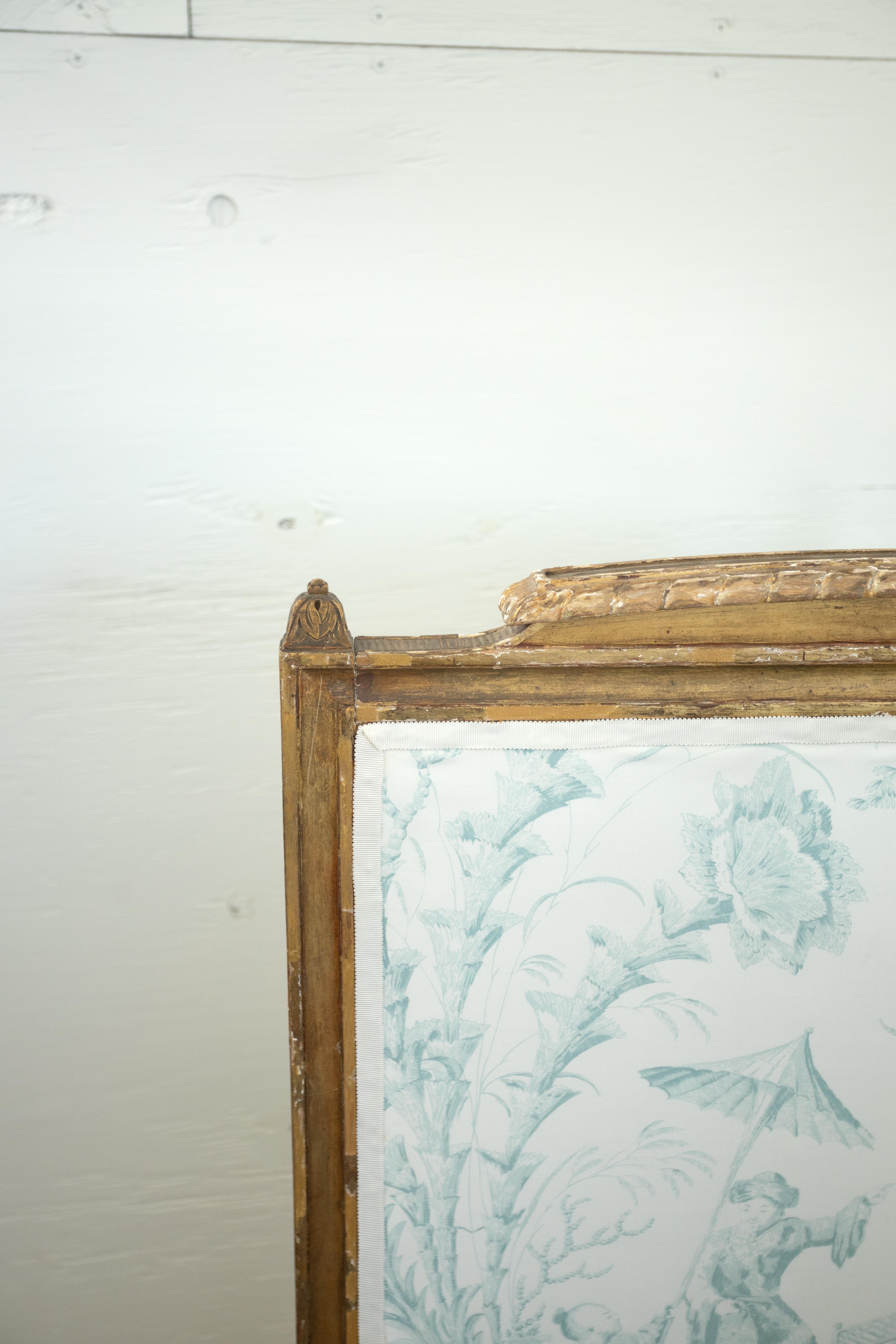 Questo paravento per camino Napoleone III in legno dorato, sapientemente intagliato in legno pregiato, mostra dettagli intricati, da delicate volute a graziosi motivi floreali.

Il paravento è rivestito in lussuosa seta toile Scalamandré, un tessuto