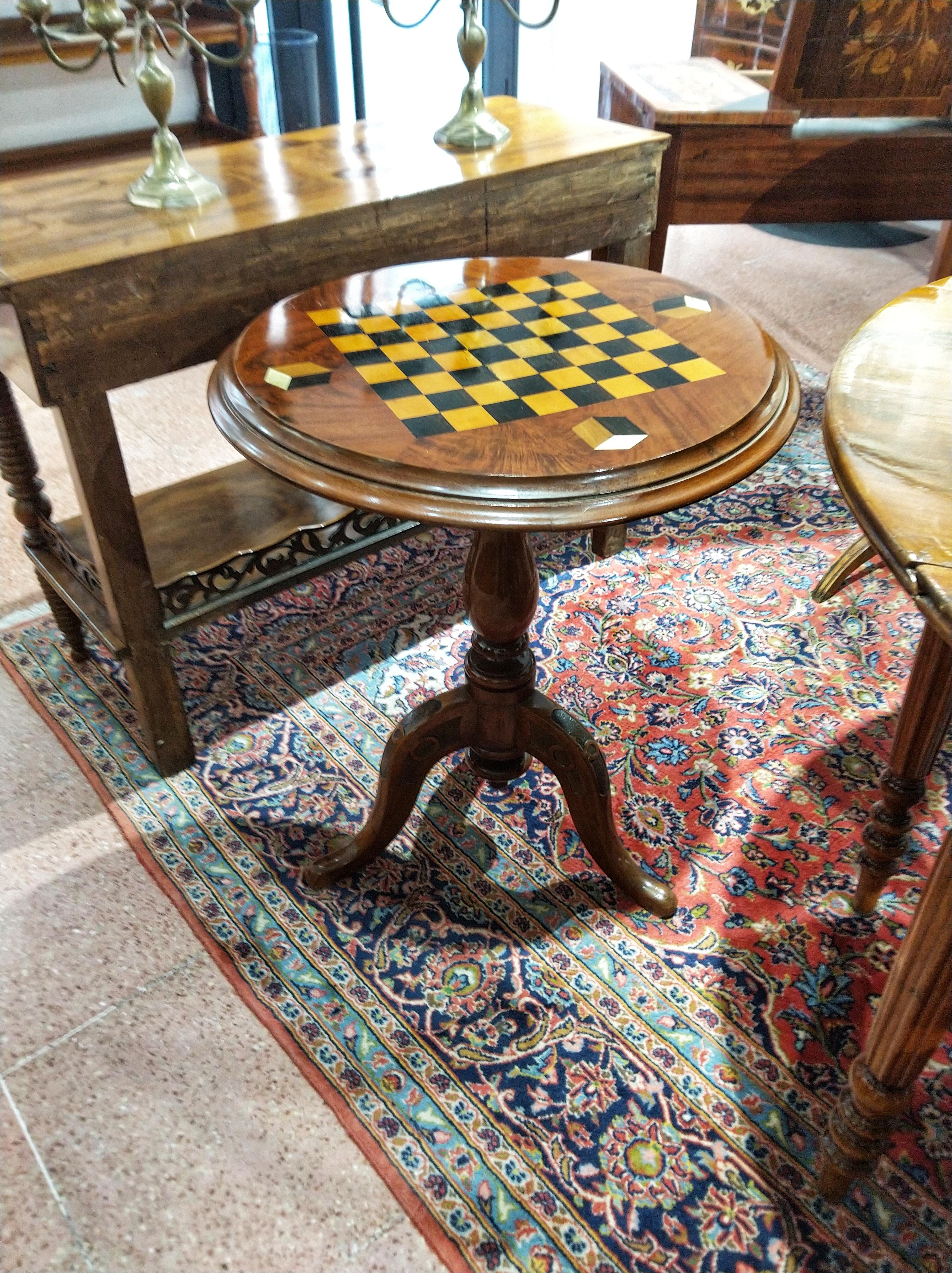 Mid-19th century Napoleon III Italian game table, flame mahogany, inlaid, restored.

Elegant Italian table inlaid with chessboard, with a torned central leg supported by shaped feet.