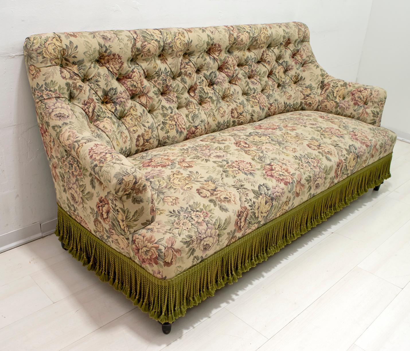 Sofa from the 19th century, Napoleon III period, original Gobelin upholstery, normal wear but in excellent condition, France, 1870

Armchair sizes:
H cm 80 x W cm 70 x D cm 72 x SH cm 40.
  