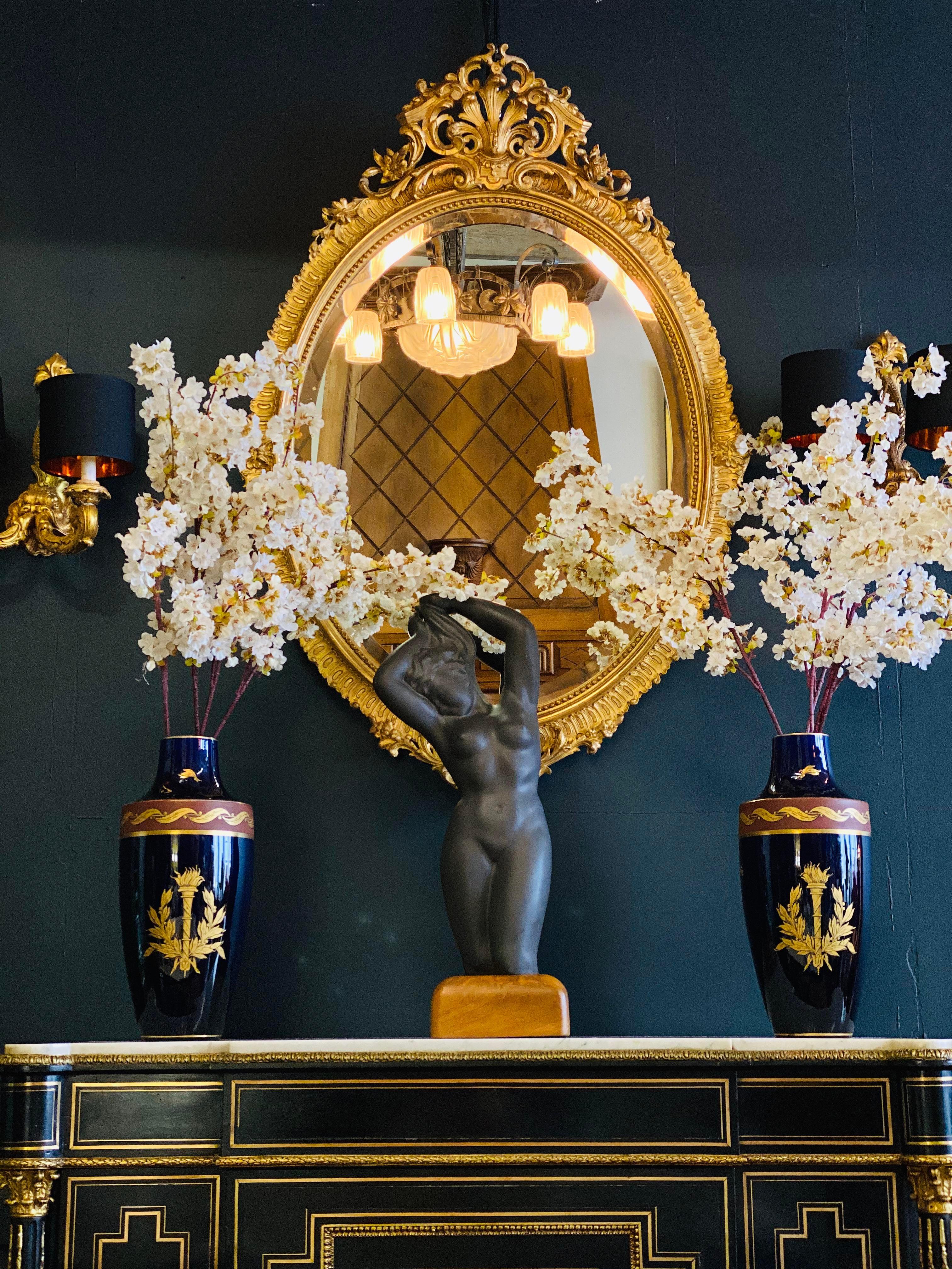 19. Jahrhundert Napoleon III vergoldeten ovalen Spiegel mit kunstvoll geschnitzten Wappen. In gutem Zustand mit heller Vergoldung. Alters- und gebrauchsbedingte Abnutzungserscheinungen.