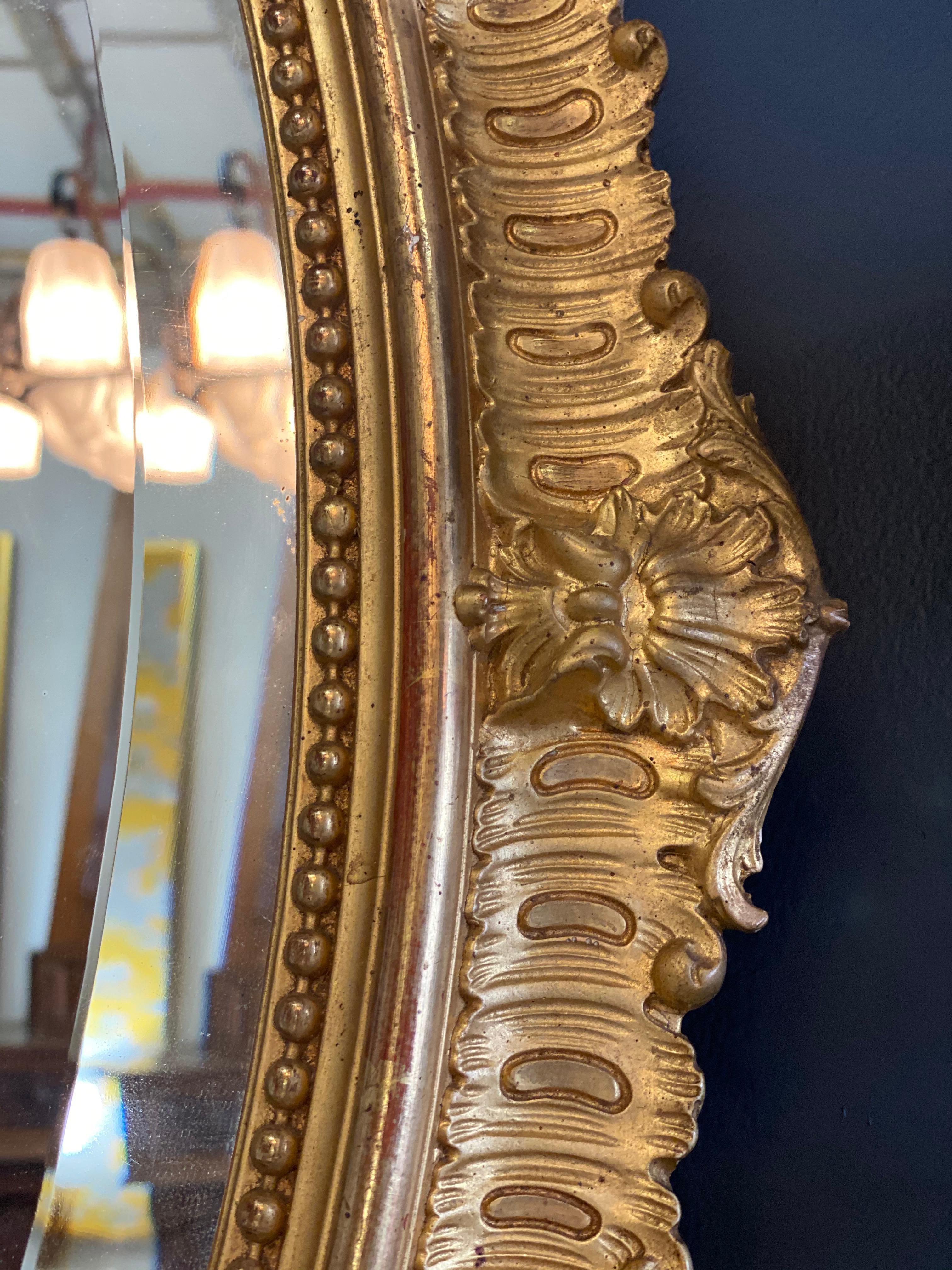 19. Jahrhundert Napoleon III Vergoldeter Ovalspiegel (Vergoldetes Holz) im Angebot
