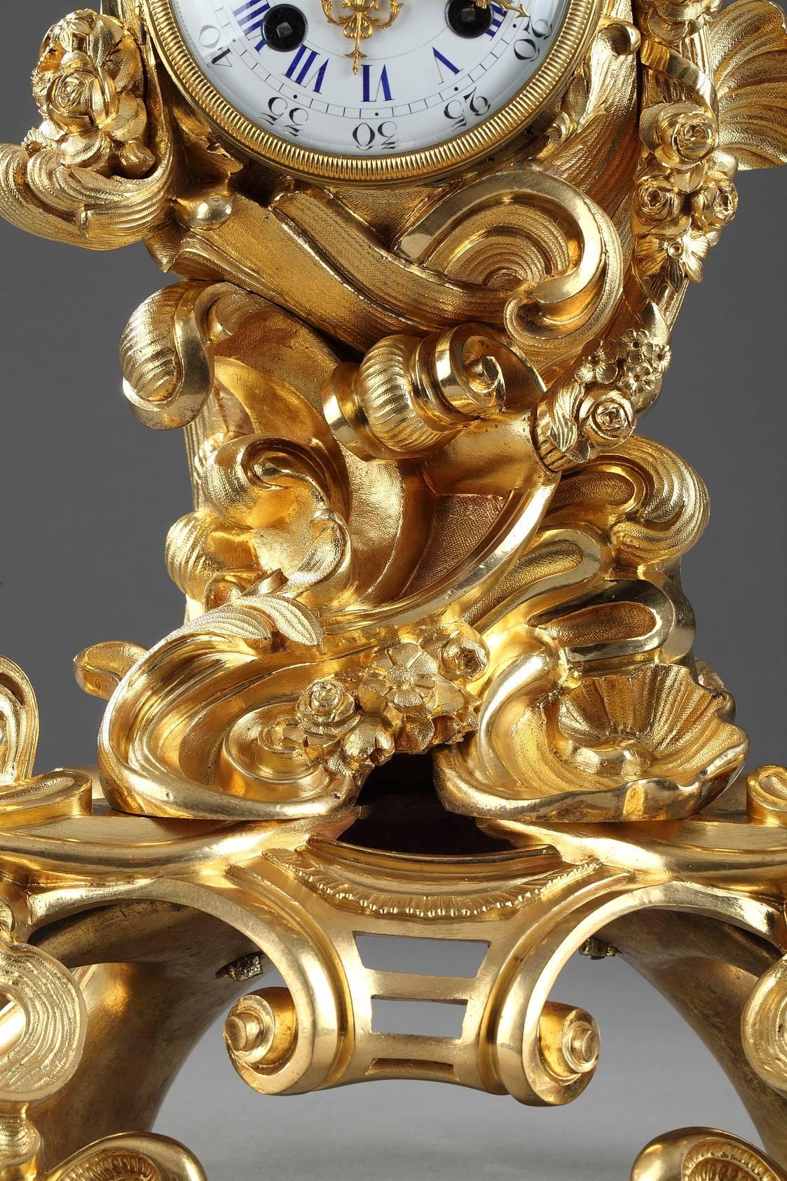 Français Horloge Napoléon III en bronze doré de style rocaille du 19e siècle en vente