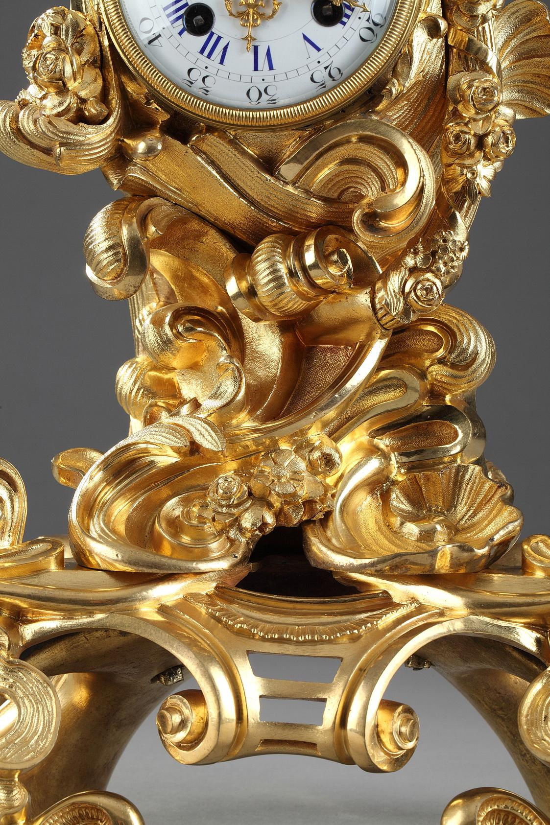 Napoleon-III-Uhr aus vergoldeter Bronze im Rocaille-Stil des 19. (Vergoldet) im Angebot