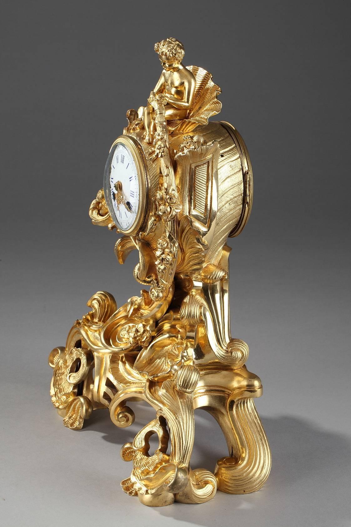XIXe siècle Horloge Napoléon III en bronze doré de style rocaille du 19e siècle en vente