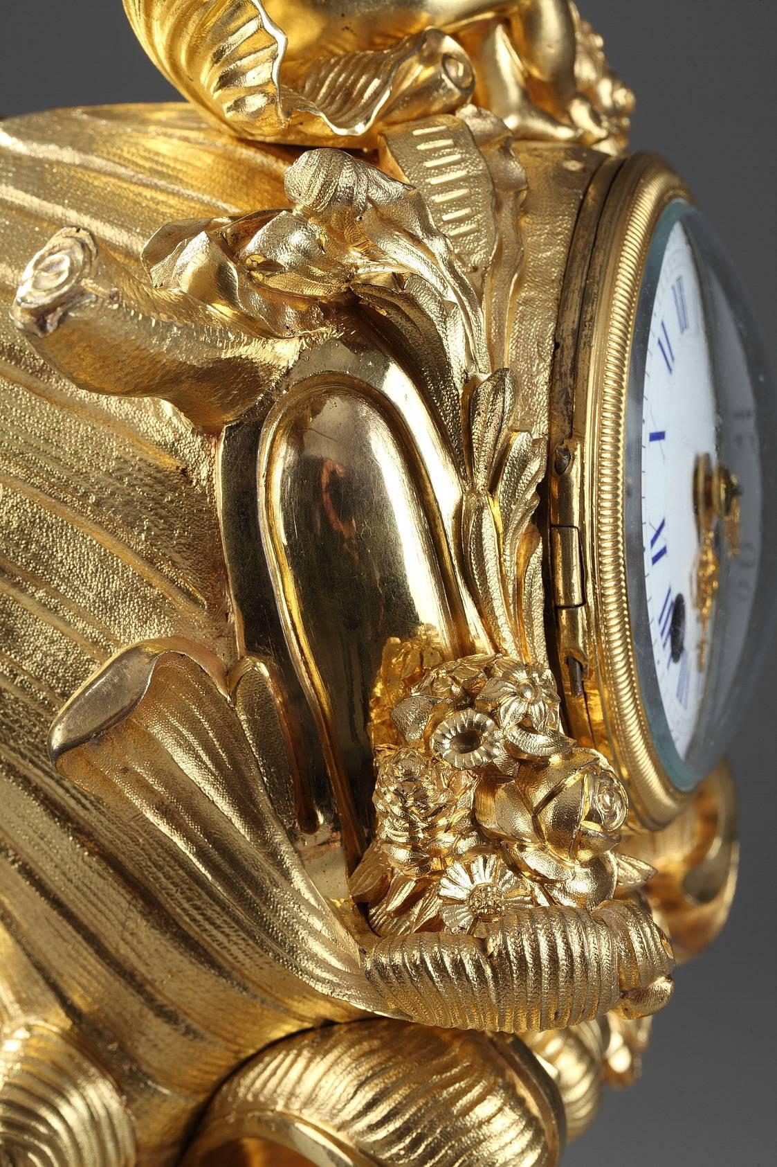 Bronze Horloge Napoléon III en bronze doré de style rocaille du 19e siècle en vente