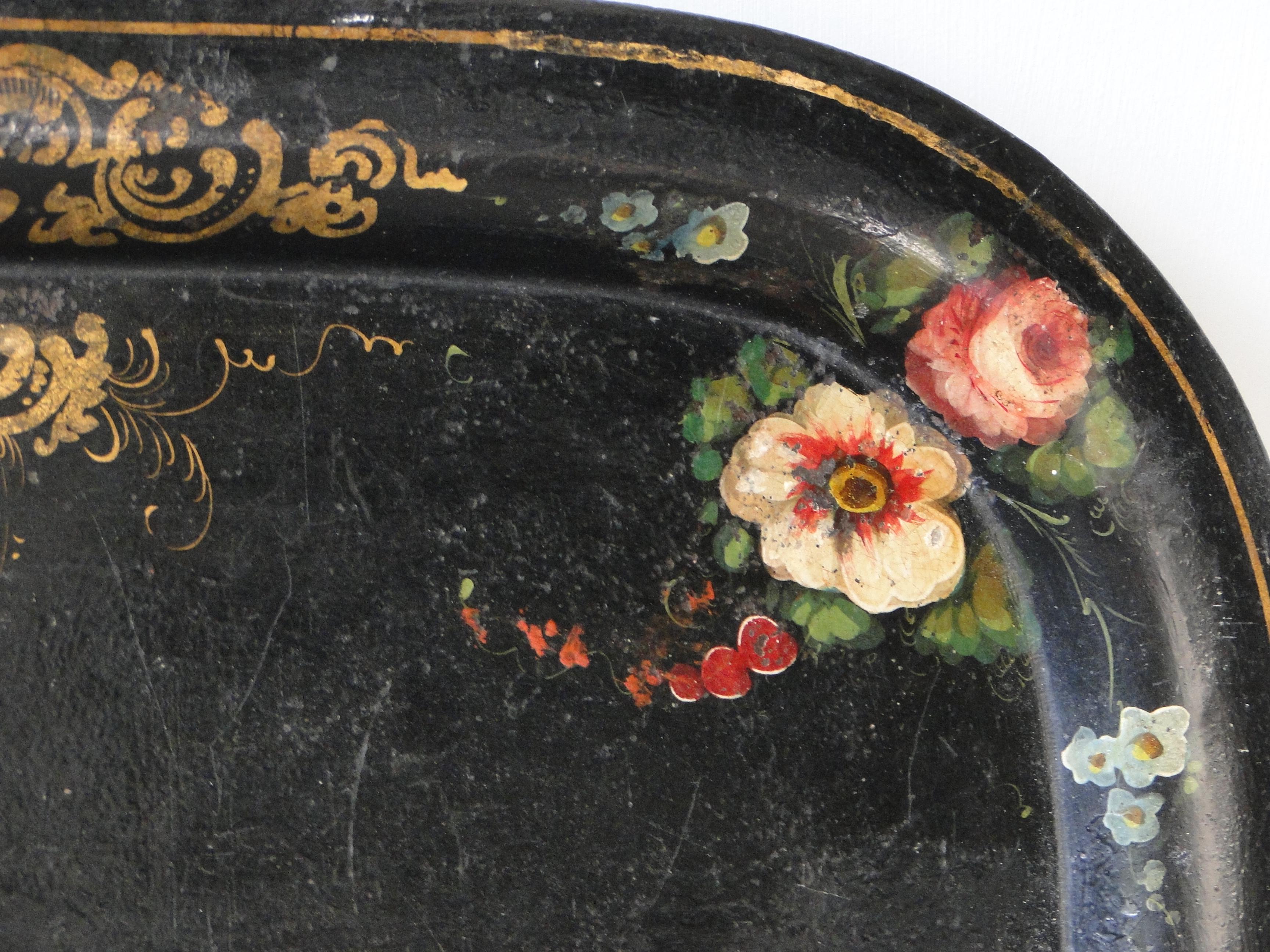 Vassoio in tole del XIX secolo dipinto a mano da Napoleone III con fiori colorati e vernice dorata in ottime condizioni e di grandi dimensioni.