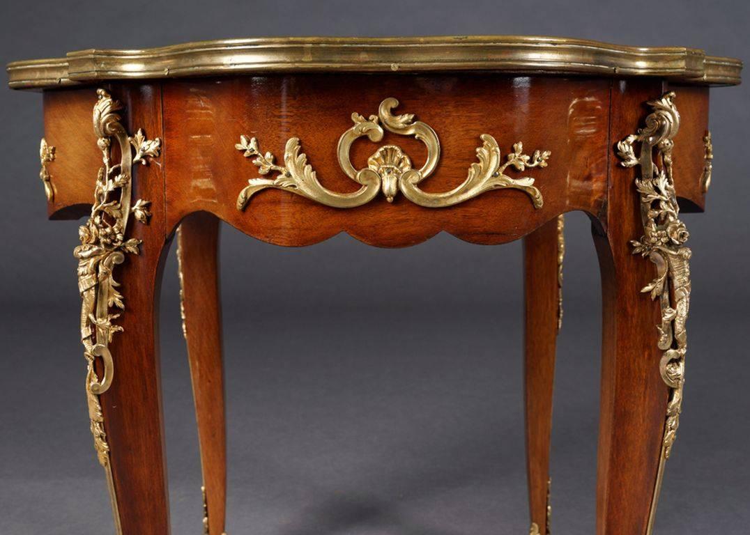 Table d'appoint Napoléon III du 19ème siècle de style Louis Quinze Bon état - En vente à Berlin, DE
