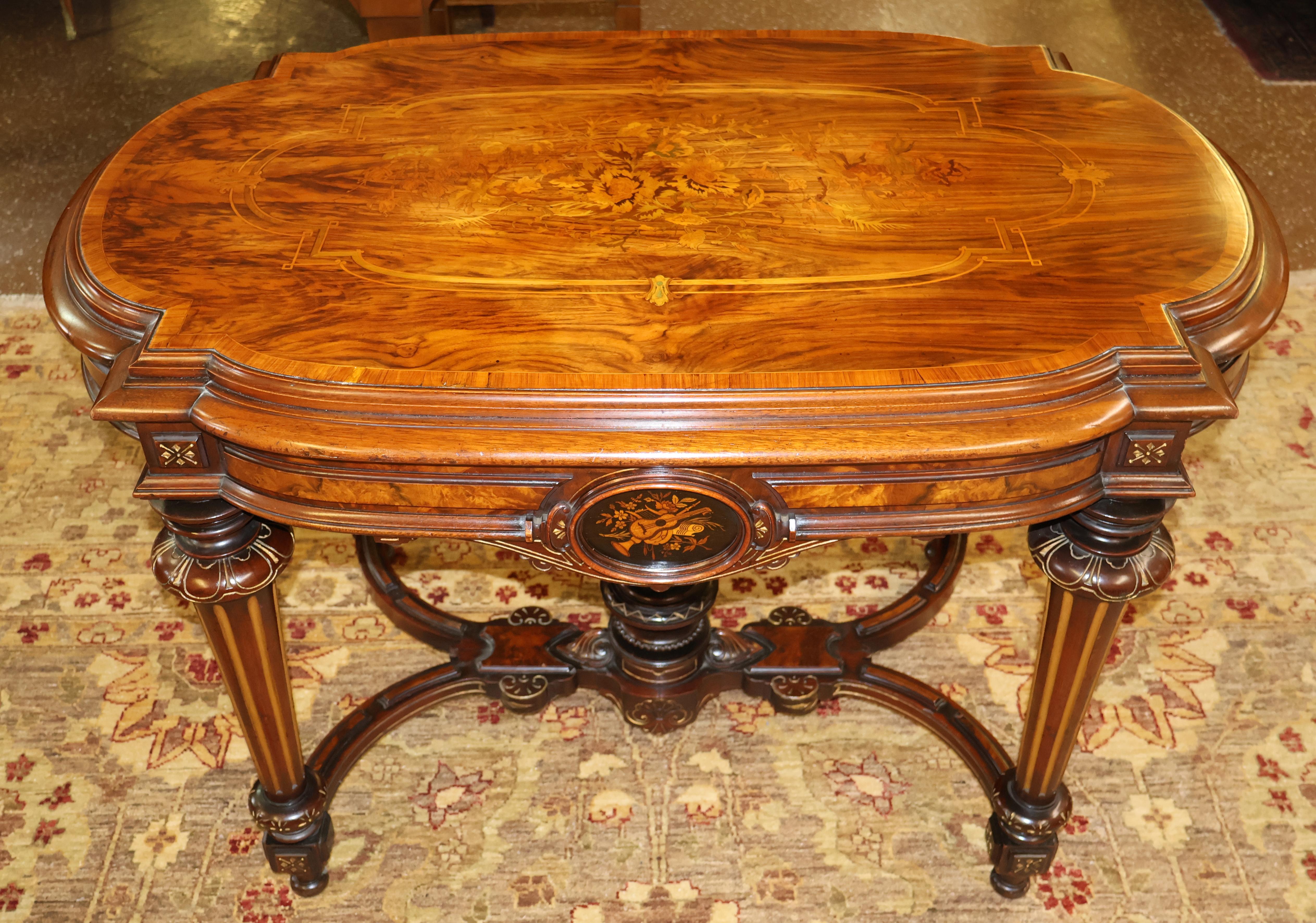 ​19th Century Napoleon III Inlaid Rosewood Occasional Center Entry Table

Dimensions : 29