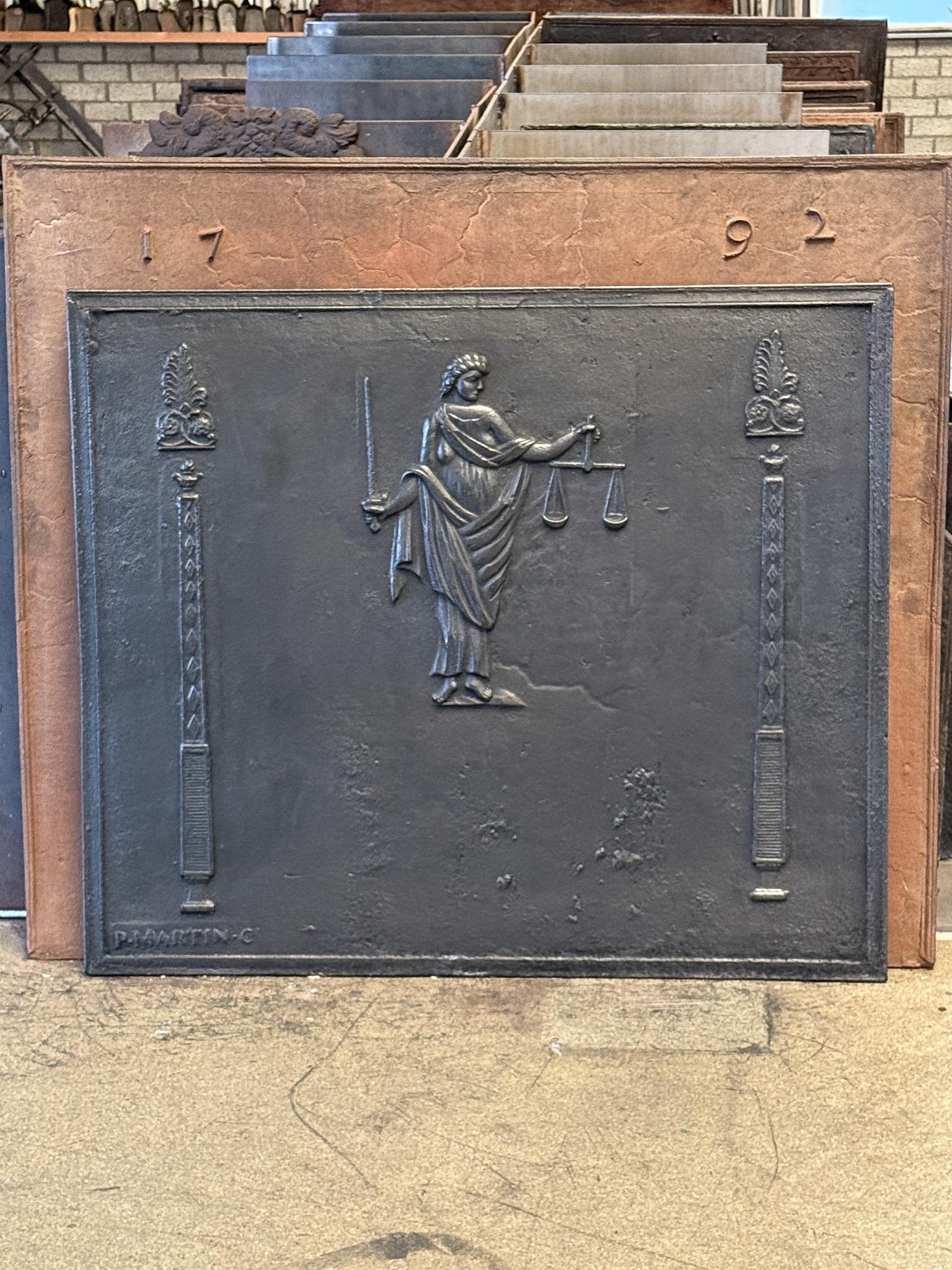 Piantana di giustizia francese del XIX secolo del periodo di Napoleone III. La personificazione della giustizia che bilancia la bilancia della verità e dell'equità risale alla dea Maat, e successivamente a Iside, dell'antico Egitto.

Lo schienale