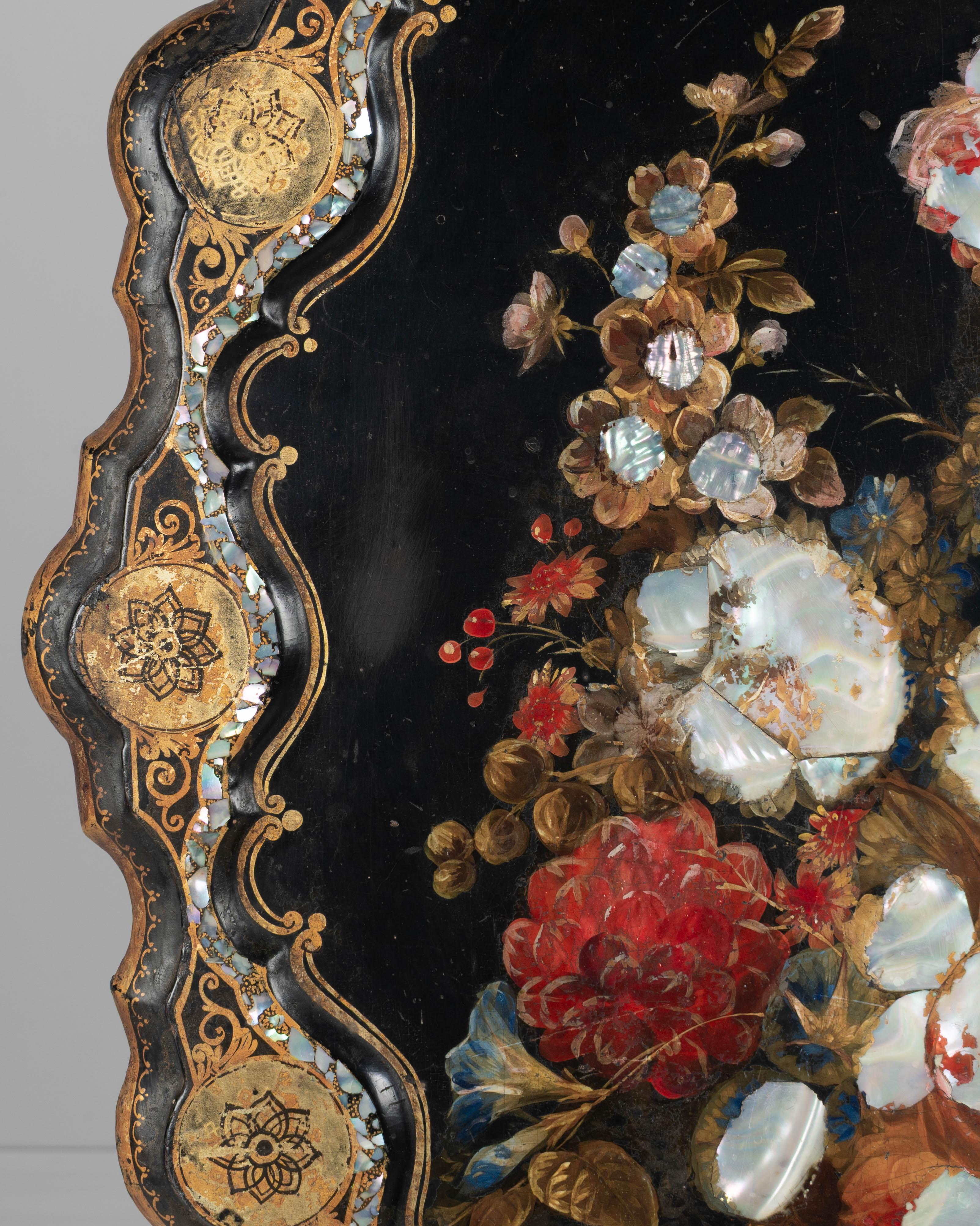 Table à bascule Napoléon III laquée du 19ème siècle en vente 4