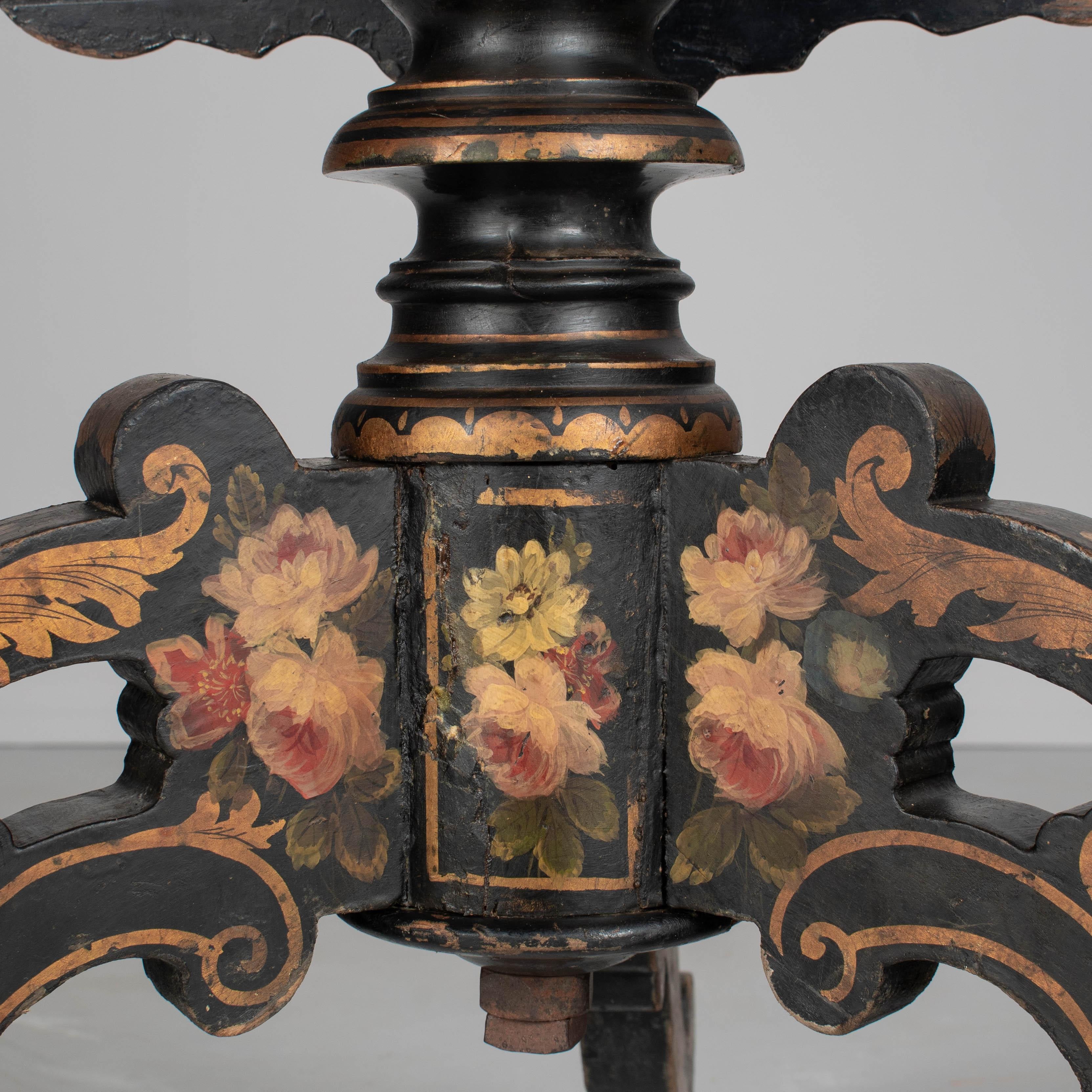 Table à bascule Napoléon III laquée du 19ème siècle en vente 9