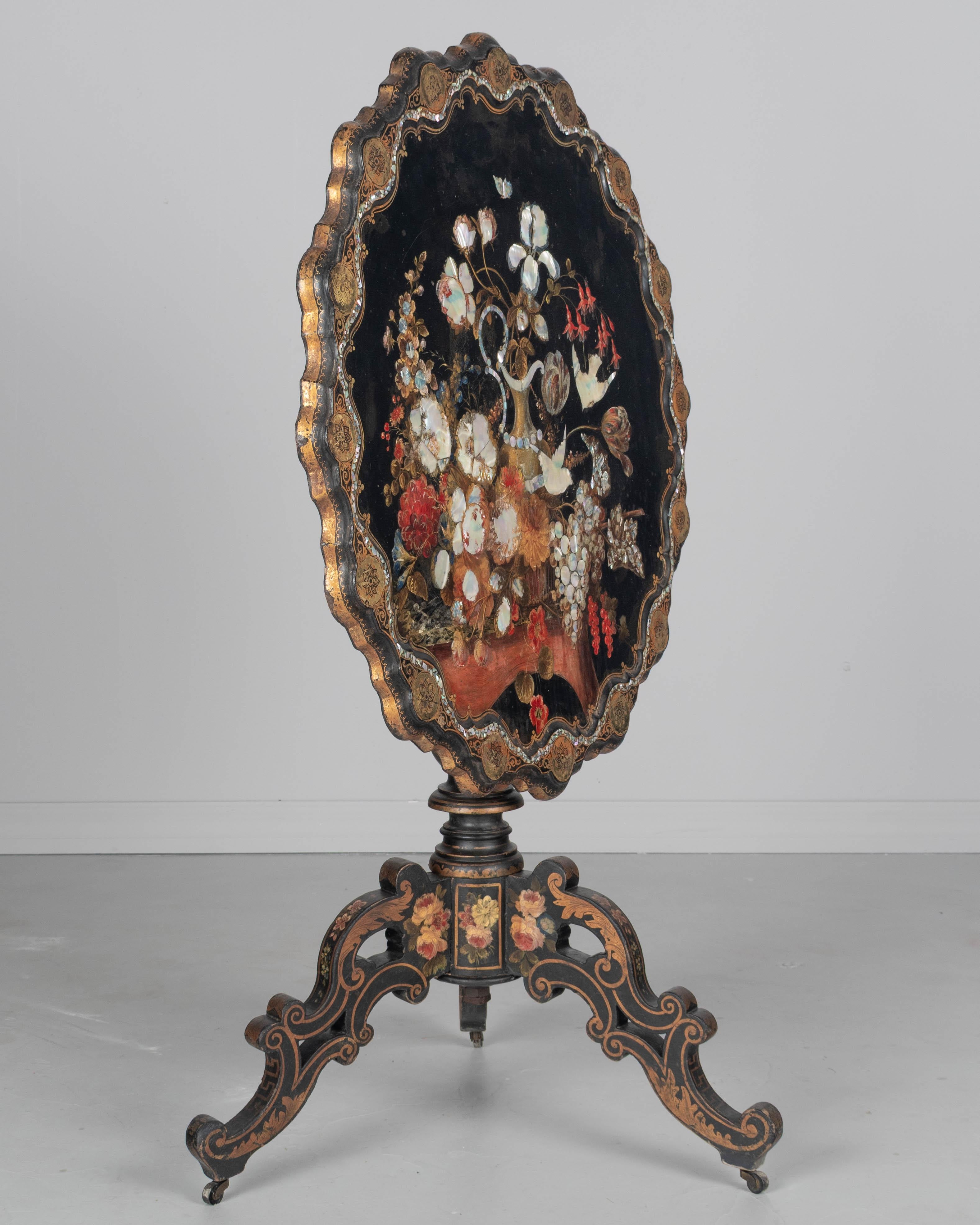 Sculpté Table à bascule Napoléon III laquée du 19ème siècle en vente