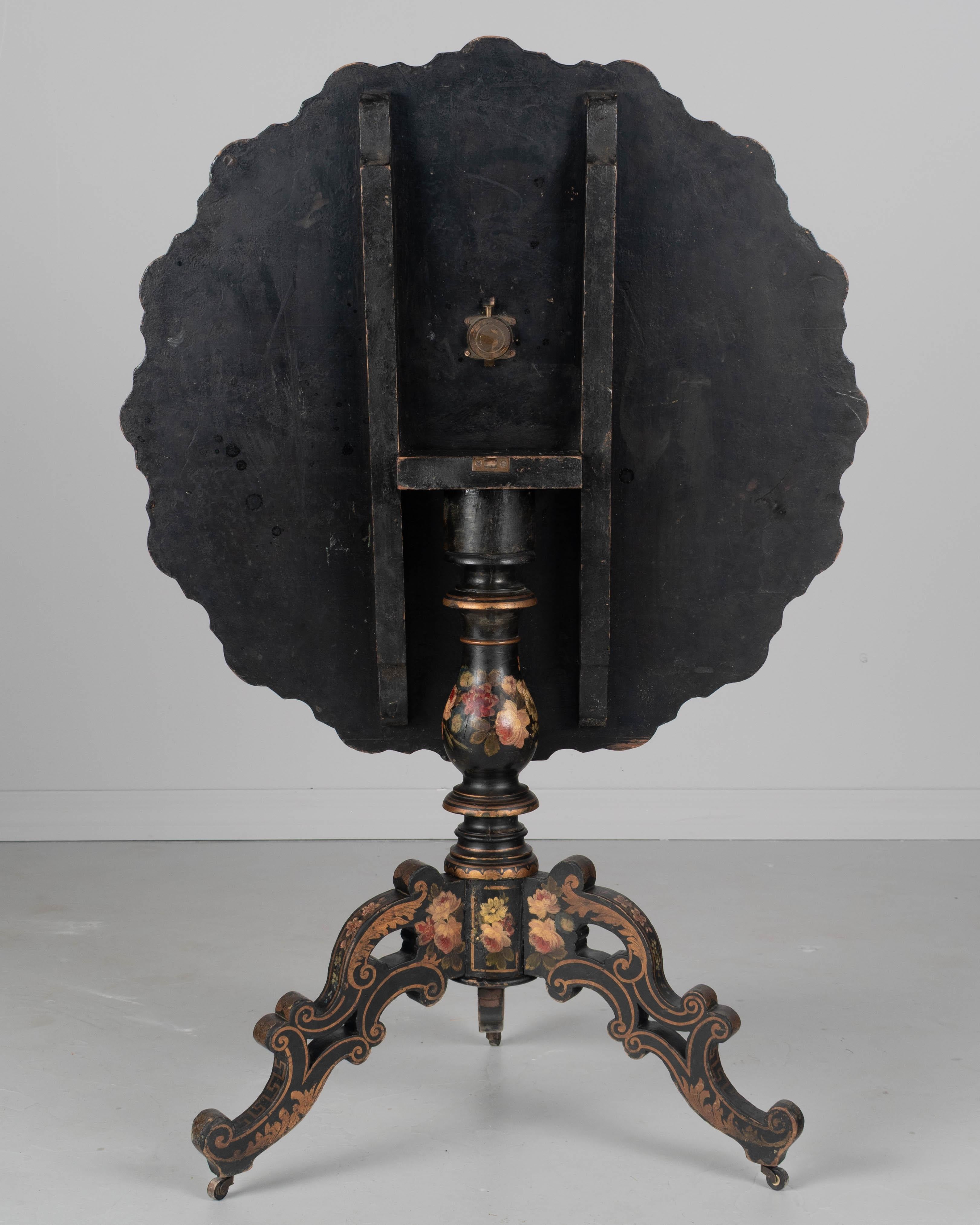 XIXe siècle Table à bascule Napoléon III laquée du 19ème siècle en vente