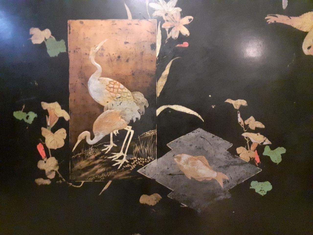 Beautiful Napoleon III black lacquered wood and painted tray from the 1870s. 
Birds painted in nice colors. 
Good quality. Can be used as a tray table.